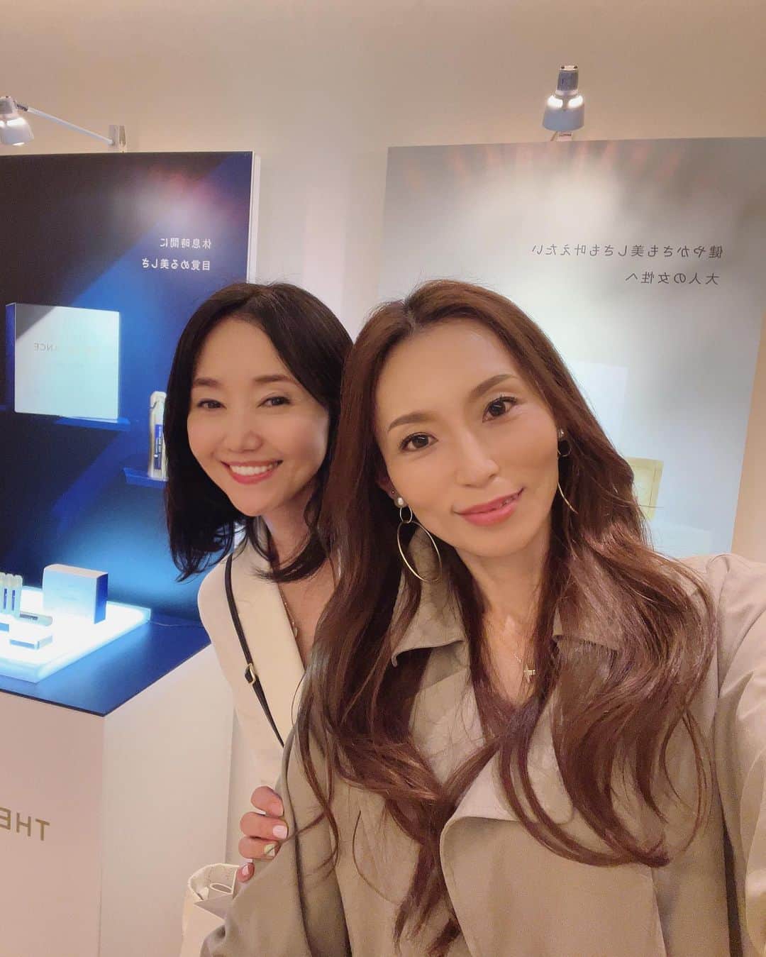 織香のインスタグラム：「先月ですが💕 美容家の山本美奈子さんが手がけた更年期サプリメントの発表会へ⭐️  『シンプリス　ザ　バランス』  今ちょうど1ヶ月分飲み終わった所で、 ここ最近めちゃくちゃ良く眠れるのはこのサプリの効果かも！と。 ベットに横になった瞬間に寝落ちして、朝までグッスリって事も多い☺️  働けなくなるほどの更年期症状に苦しんだ美奈子さんが、質の良い睡眠につながる植物成分たっぷり配合したと仰ってました✨  私も色んな美容法の中でも「ぐっすり寝るのに勝る事はない🏅」と思ってます😪  発表会後は、一緒に行ったカオリちゃんと見晴らしの良いレストランでランチ🍽️ カオリちゃんは会うと沢山褒めてくれる🫶 更年期に必要なのは、睡眠💤と褒め合える友達と思った日😆💕💕  #シンプリスザバランス #更年期サプリ #質の良い睡眠  #寝れたら勝ち #更年期 #ゆらぎ #楽しめること #楽しもう #時差投稿 #ワンピース @ottodame_jp  #ジャケット @europeanculture_official」