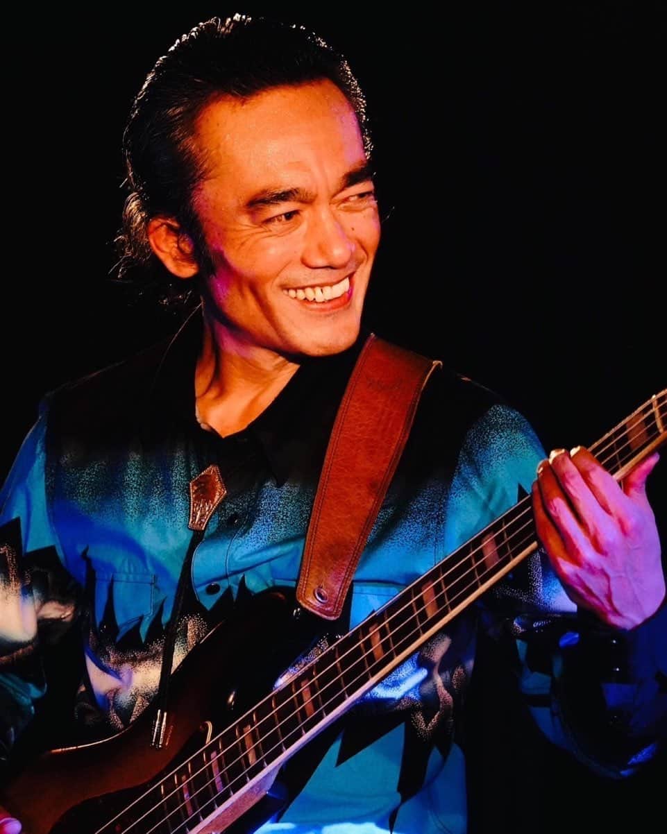 のインスタグラム：「2023年5月20日 皆様birthday message ありがとうございます☺️🎂🎉 54歳の誕生日を迎え、今、大阪に向かっています！今夜zeppNANBAで歌います💪明後日は心斎橋SOMAで歌います👍最高な時を過ごしましょう😊 愛と感謝を込めて☺️」