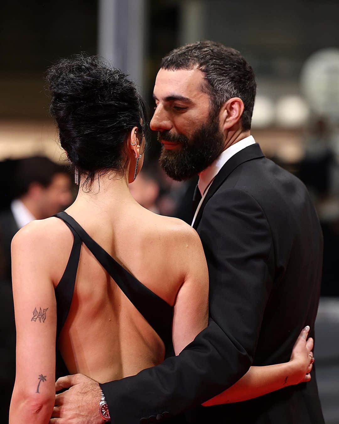 Just Jaredさんのインスタグラム写真 - (Just JaredInstagram)「Dua Lipa makes her red carpet debut with her French director boyfriend Romain Gavras at the 2023 Cannes Film Festival #DuaLipa in @celine  #RomainGavras Photos: Getty」5月20日 10時32分 - justjared