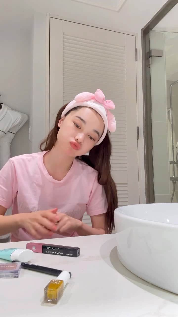 新野尾七奈のインスタグラム：「🫧💗🎀HAIR MAKEUP VIDEO TODAY🫧💜🎀 使用物↓ 日焼け止め: ノブ　UVシールドEX アイシャドウ: tiny tiny ルックミーアイズ006 アイライン: K-パレット　リアルラスティングアイライナー　SB マスカラ: K-パレット1DAYLASHUP 01 ブラック リップ: MOS prim peach 104 ネイル: tinytiny 20 シャンパンオレンジ 👕 @jouetie_official」