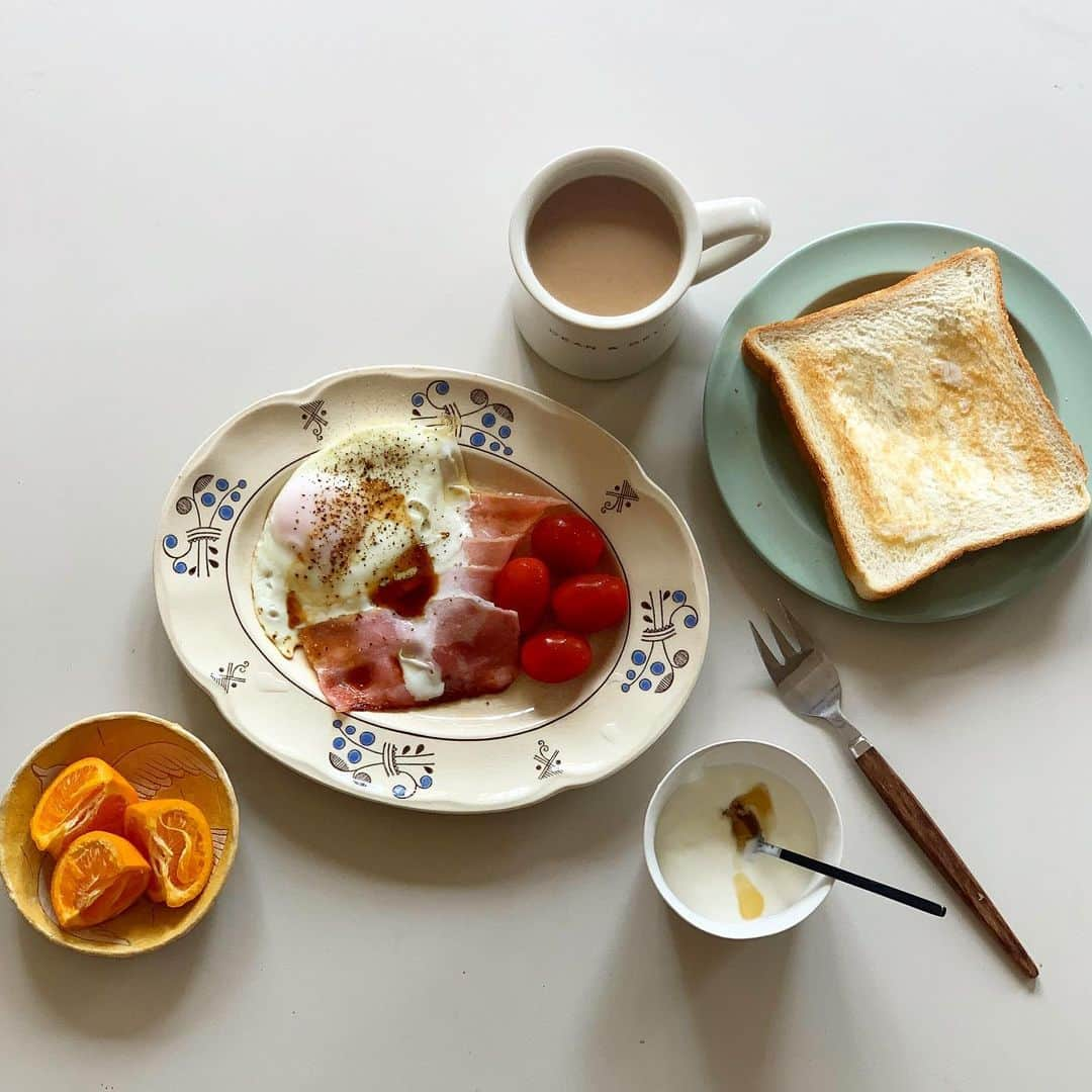 佐藤友子さんのインスタグラム写真 - (佐藤友子Instagram)「息子が中学生になり土曜日も半日は学校がある生活になって、なんだか毎週土曜日の午前中はまだふわふわとした気持ちで時間を持て余してしまう。  夫も同じ様子😅  中学生になってまだ2ヶ月目だけれど、このたった2か月の息子の成長はすごくって、男の子から青年になってゆく階段をぐんぐん登り始めてる気がする。 体力的にも精神的にも。  部活で遅く帰ってきたり、土曜日も半日はいなかったり、親のわたしのほうがまだ変化に気持ちが追いつけてないような。  幼かった頃はあんなに家でもちょっとでもいいから静かな時間をおくれ、と思っていた日々だったのに、静かな時間をいざ与えられるとなぜだかポカンとするこの感じ、なんでしょうね！？  朝ごはんを食べて、まずは掃除でもします😌  #朝ごはんプレート  #子育て記録 #北欧暮らしの道具店」5月20日 10時45分 - tomokosato_hokuohkurashi