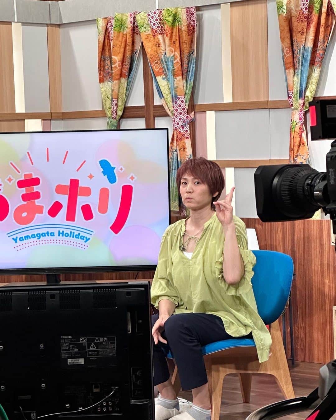 高橋みゆきのインスタグラム：「今日はやまホリでした😊 ゲストファミリーさんの道の駅や温泉♨️そしてお祭り情報…部活応援団など盛りだくさんでした🙌 #NHK山形 #やまホリ #吉岡アナ #エンジョイホリデー」