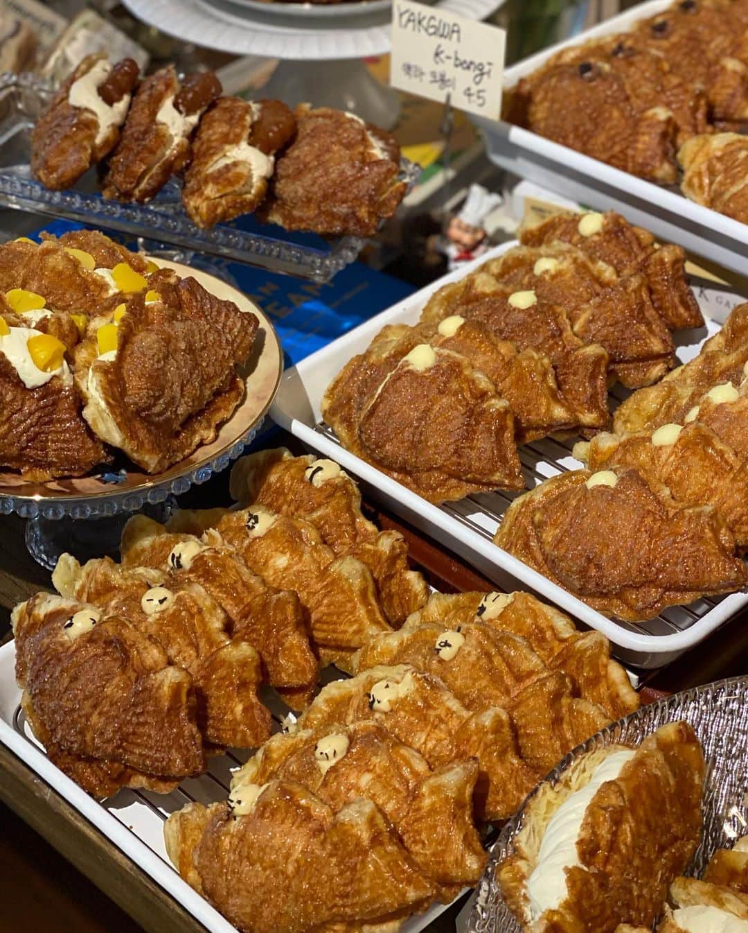 まゆまゆさんのインスタグラム写真 - (まゆまゆInstagram)「. 集合体好き（可愛いものに限る）にはたまらない 可愛いパン屋さん🥯🥐 @lesamishonnetes  たい焼きクロワッサン🥐可愛い美味しい😍 まあ日本にも🐟あるけど、こうやってお洒落に並べられると行きたくなります🤍陳列って大事。 @mayumayu365  #まゆまゆの韓国旅🇰🇷 #韓国旅行  #韓国カフェ#ソウルカフェ #論峴カフェ#ソウルグルメ#江南カフェ  #LESAMISHONNETES」5月20日 10時53分 - 7mayu2mayu