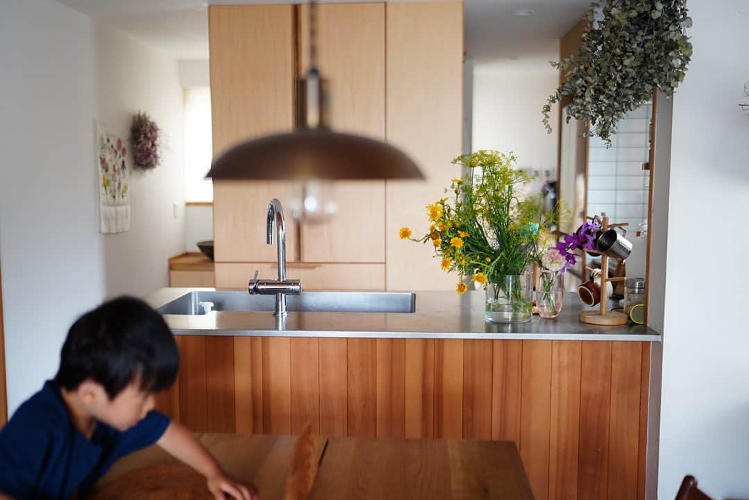 前田有紀さんのインスタグラム写真 - (前田有紀Instagram)「効率重視でパンの朝ごはんが多い我が家。和朝食を増やしたいなぁと思ってるところの休日ご飯。  ヨリドコロ風の卵かけご飯（パパ作）、豚汁（カミカ2でスパイシーに　@kamika_ohmygod ）、鎌倉野菜のトマト、さつまいも甘露煮、小田原の梅干し、昨晩の残りの鯛の煮付け。  レンバイに行けたのも久しぶり。嬉しくて野菜もお花もたくさん買ってしまった。フェンネルの花、シュンギクの花もキッチンに飾って香りがいい🌼」5月20日 10時46分 - yukimaeda0117