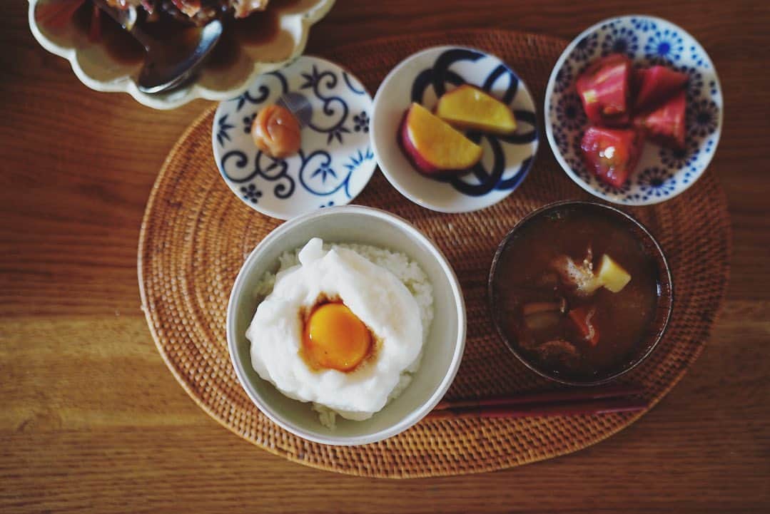 のインスタグラム：「効率重視でパンの朝ごはんが多い我が家。和朝食を増やしたいなぁと思ってるところの休日ご飯。  ヨリドコロ風の卵かけご飯（パパ作）、豚汁（カミカ2でスパイシーに　@kamika_ohmygod ）、鎌倉野菜のトマト、さつまいも甘露煮、小田原の梅干し、昨晩の残りの鯛の煮付け。  レンバイに行けたのも久しぶり。嬉しくて野菜もお花もたくさん買ってしまった。フェンネルの花、シュンギクの花もキッチンに飾って香りがいい🌼」