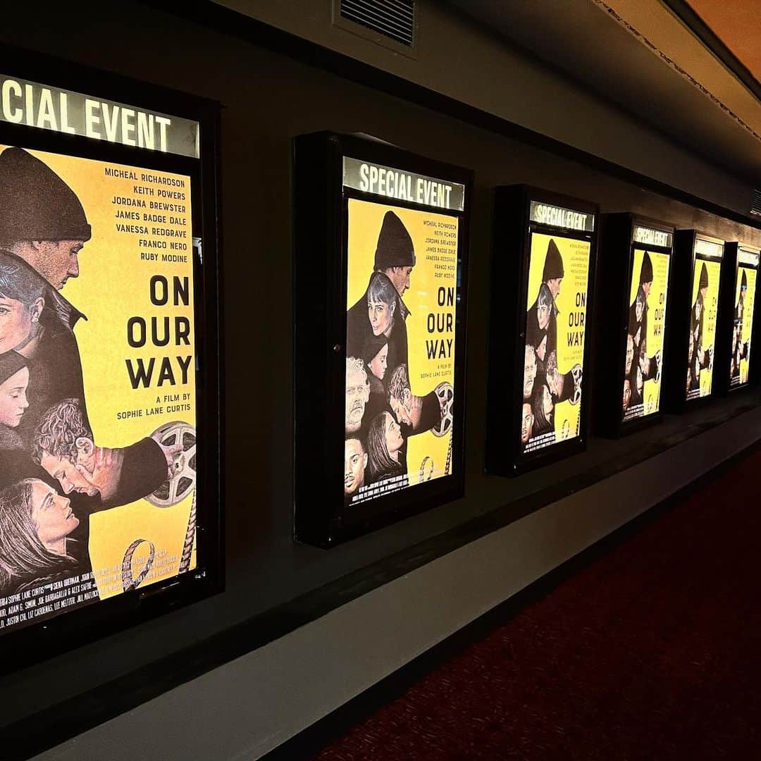 パオラ・ポーリンのインスタグラム：「So happy to be an executive producer on this movie @onourwayfilm , thank you New York for the amazing premiere 🎥🗽.. out in theaters now ! 🍿 @paolapaulinventures  - Staring @jordanabrewster @keithpowers @paulbenvictor #michaelrichardson @sophielanecurtis @jamesbadgedale  - Orgullosa de ser productora ejecutiva de la película @onourwayfilm , Gracias Nueva York por una premiere increíble 🗽🎥.. ya le pueden ver en los teatros !🍿」