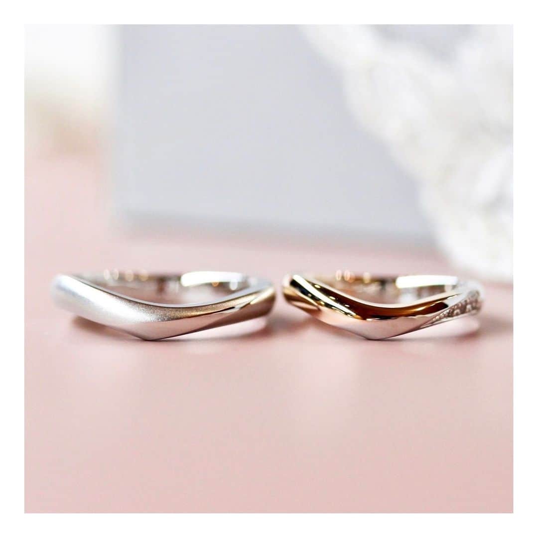 ith / イズ オーダメイド結婚指輪さんのインスタグラム写真 - (ith / イズ オーダメイド結婚指輪Instagram)「U字の滑らかさと、V字のシャープさを取り入れてシルエットを作り上げる《グラーヴェ》は、存在感のある結婚指輪です。  男性の指輪は、マットなホーニング加工で切り返しのデザインを強調。  女性の指輪はピンクゴールドとダイヤモンをあしらい、滑らかな曲線を際立たせました。  お揃いのデザインでありながら、漂うムードはお互いに合わせて、統一感と個性を両立さてお仕立てしました。  ▽ 指輪について 結婚指輪(男性)：グラーヴェ Pt950：163,000円〜  結婚指輪(女性)：グラーヴェ Pt950/K18PG：213,000円〜  お問い合わせコード：14199  *********************************** ⧉ ith 公式WEB  @ith_marriage アカウントTOPへ 　 ☞ プロフィールURLをタップ  ⧉ 公式ハッシュタグ   ☞ #イズマリッジ   ⧉ 暮らしに寄り添うジュエリー  ith online store ☞  @ith_jewelry   ***********************************  #結婚指輪 #マリッジリング  #マット #プラチナ #シンプル #カスタマイズ #オーダーメイド #オーダーメイドリング #手仕事 #結婚指輪オーダー #アトリエ #ゴールドリング  #ダイヤモンド #結婚指輪探し #結婚指輪選び #指輪選び #指輪探し #結婚準備 #婚約 #プロポーズ #プレ花嫁  #花嫁準備 #2023夏婚 #2023秋婚  #2023冬婚 #2024春婚 #職人 #コンビカラー #横浜元町」5月20日 10時50分 - ith_marriage