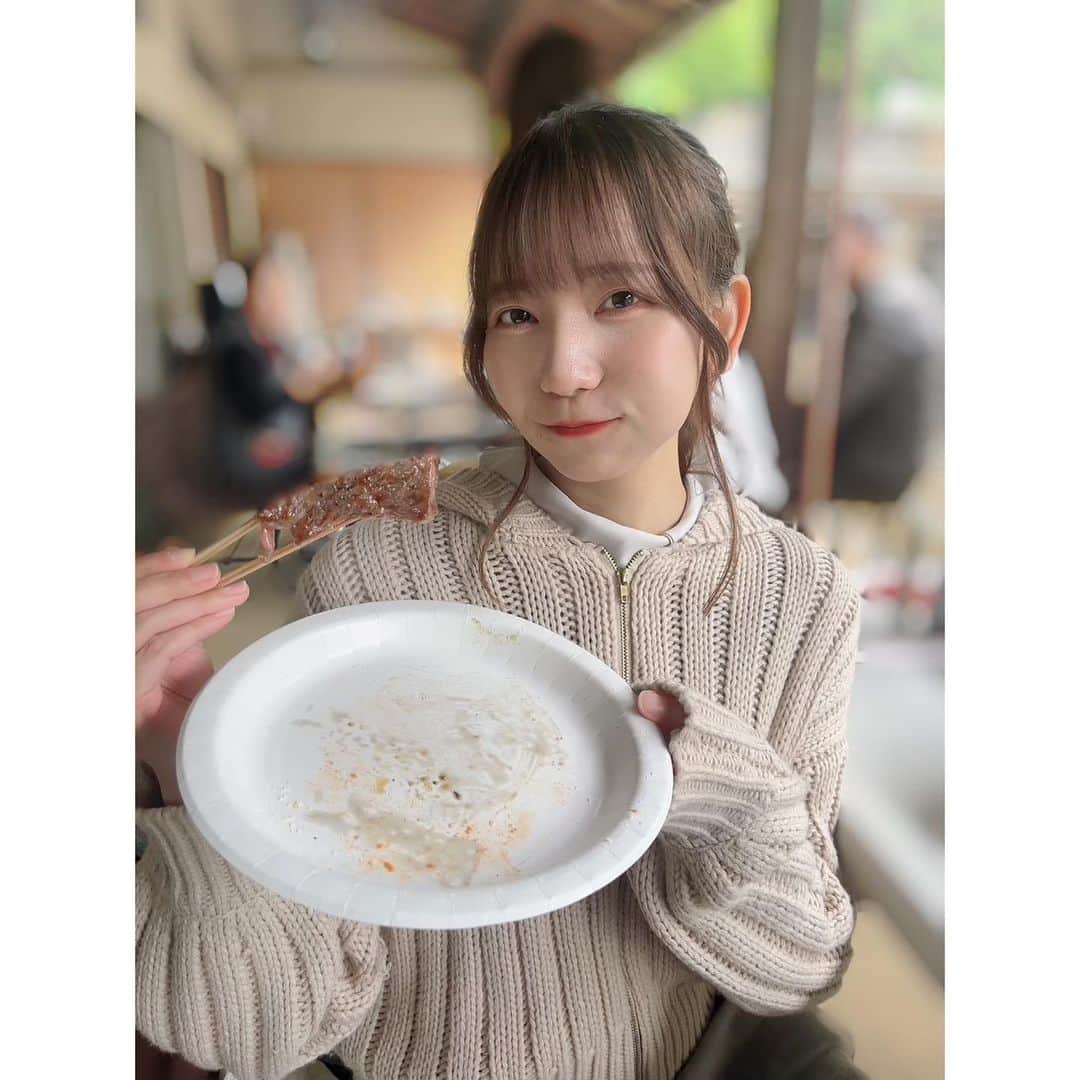 和氣あず未さんのインスタグラム写真 - (和氣あず未Instagram)「* * 親友ちゃんに誘われて親戚のみなさんとピザパーティーしたよ🍕 * いとこが生地から作ってピザ窯で焼いてくれて ピザが大大大好きな私ですが 冗談抜きで今まで食べたピザの中で1番美味しかった（ ; ; ） あの味覚えちまったらそんじゃそこらのピザじゃ満足できないかもしれん…🤷‍♀️ * * パパもママもいとこ家族もみんな温かいから、 自分はこの家の子だったと勘違いする👶 * * 外でみんなで食べるご飯、最高でした。 こんなに野外ご飯が楽しいならバーベキューとかキャンプもしたいよ…🍖」5月20日 10時50分 - azumi_waki
