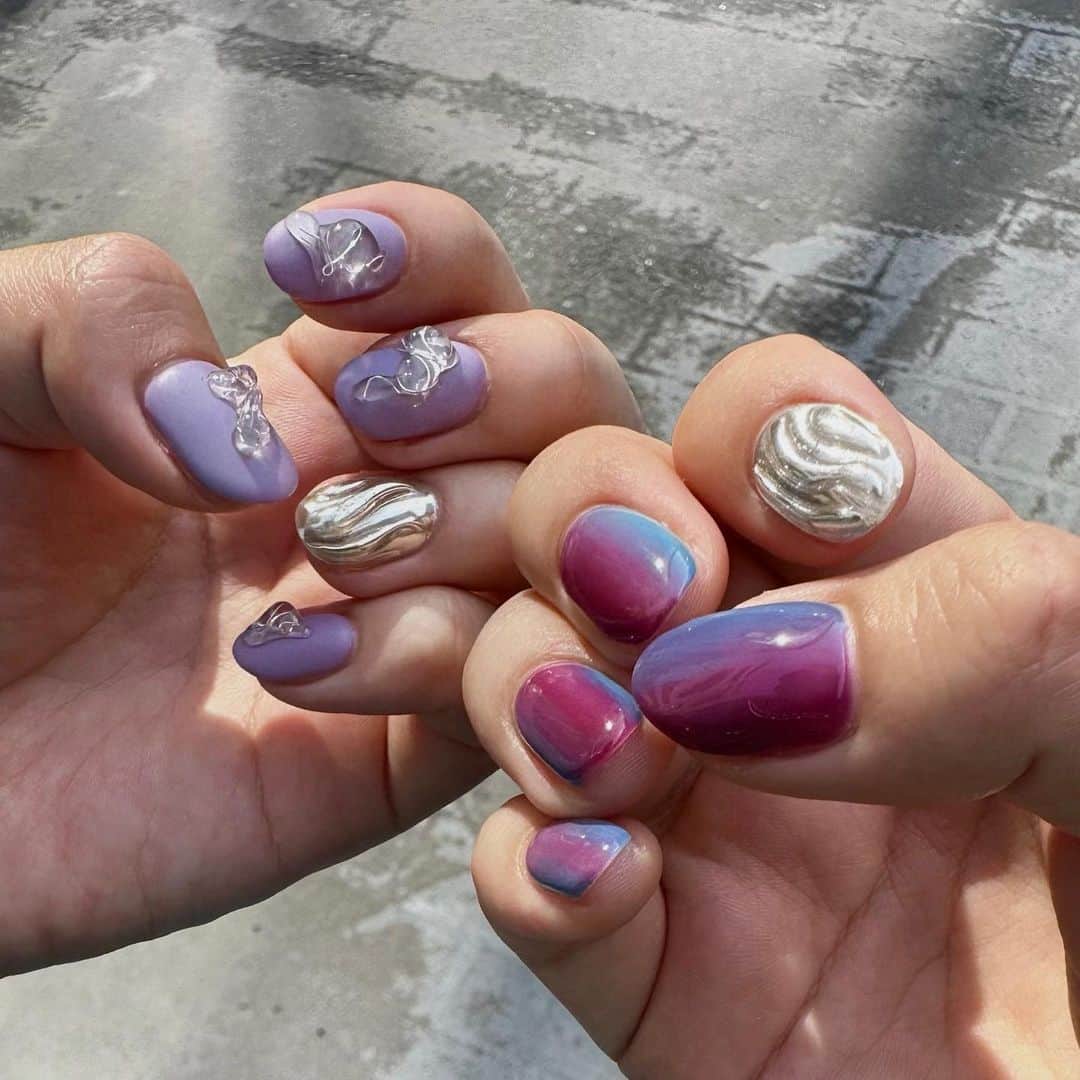 相羽瑠奈のインスタグラム：「New Nail 💅⛓️🫧🧬  急に暑くなってきたから涼しげなネイルにしたくて、 水滴が乗ってるみたいにぷっくりしてもらいました。⚪︎◯ ベースはマットな質感に。中にワイヤーも入ってる➿  右手はグラデーション🦋🦄 1指ずつミラーネイルでシルバーも入れてもらって統一感🪞  久しぶりに立体的なネイルをしたからテンションあがる！ ありがとうございました☔️♡  @hills.harajuku のInstagramをフォロー＆この投稿を見た方は、私のフォロワーさん限定で300円OFFのクーポンが使えるみたいなので、気になる方はぜひ！🫶」