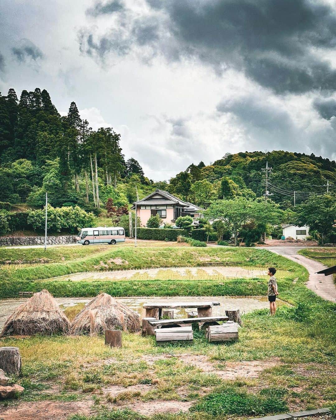 福王寺彩野のインスタグラム：「長男がスクールのキャンプへ🏕️  毎年、この時期に田植えをし、秋に稲刈りをして、学校で毎日精米して、そのお米を炊いてスクールランチで食べる。　  キャンプでは皆で薪割りして、釜戸でご飯を炊いて食べたそう。  家庭ではなかなか出来ない経験を沢山させてくれて、生きる力をつけてくれる学校。  本当に素晴らしい教育。 ここを選んで人生が変わったと思う。　 感謝しかないです。」