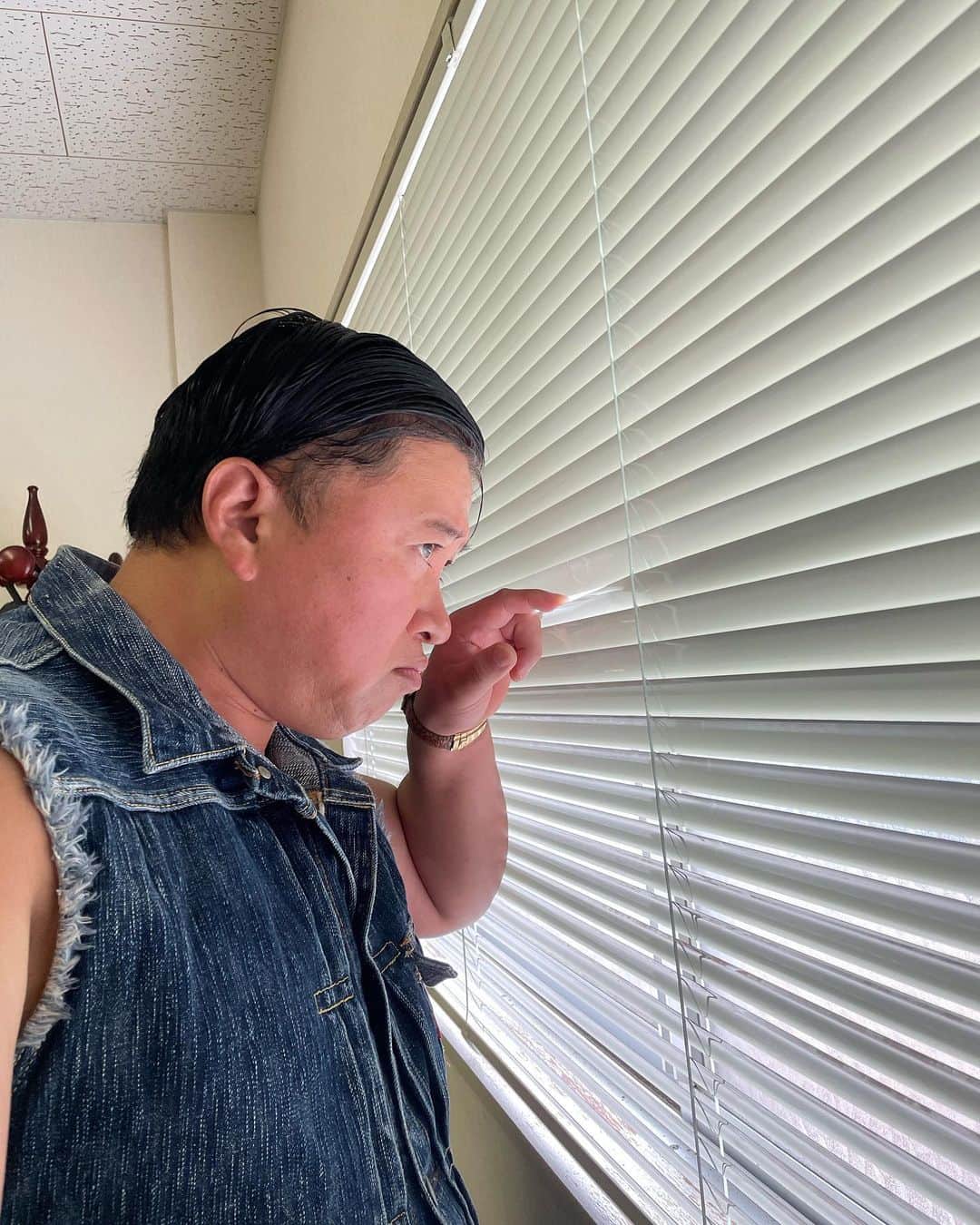 スギちゃんのインスタグラム：「くそー曇りガラスで何も見えない！！  ん？口の中、なんか入ってる？  顔パンパンやないか！！」
