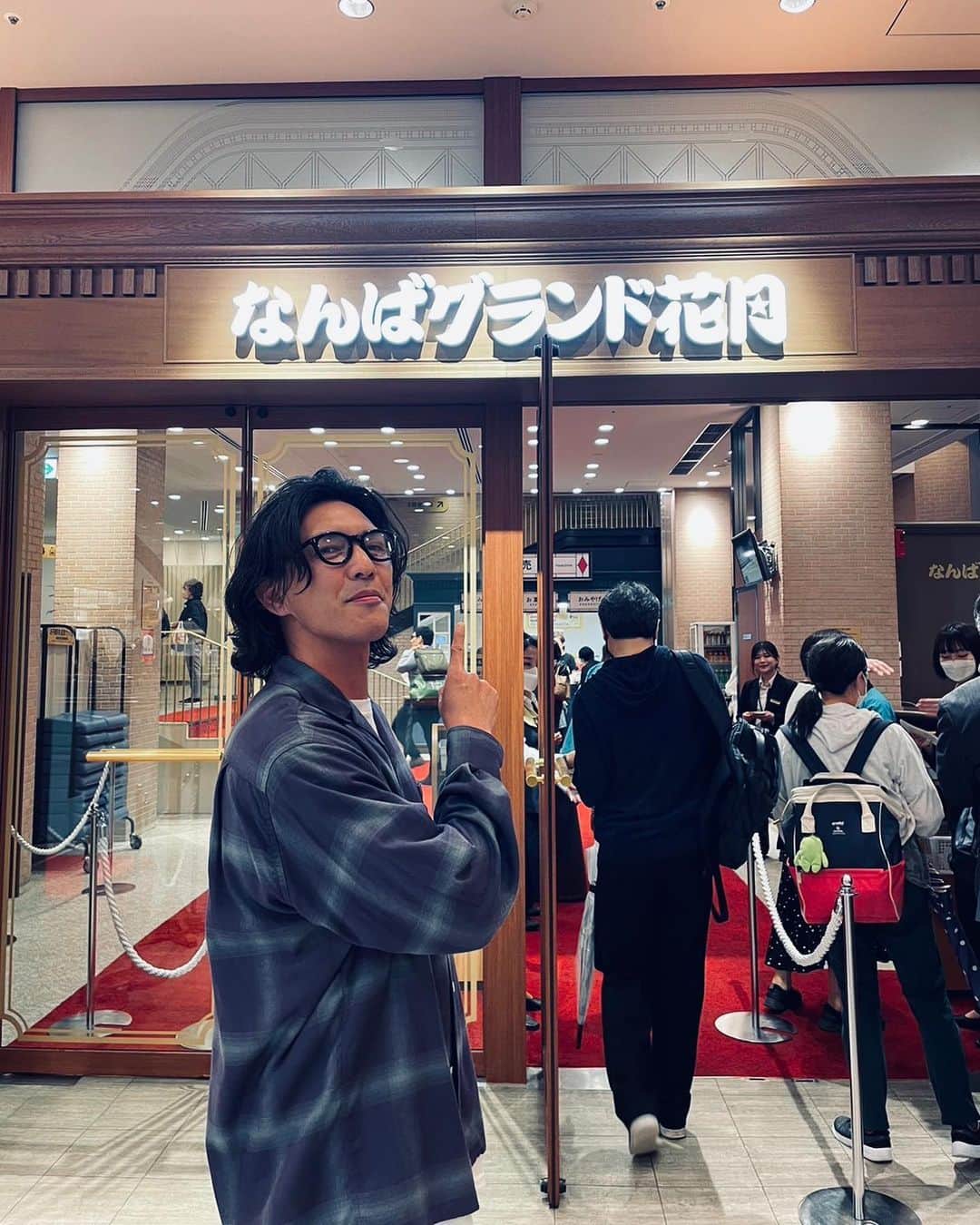 のインスタグラム：「島田珠代姐さんの35周年記念公演に行ってきました！ NGKも吉本100年物語以来の11年ぶり。 生の全開パンティテックスはおがみながら、大笑いさせてもらい、後半は珠代姐さんの全力に泣けてきました！ 最高でした。ありがとうございます‼️  #島田珠代 #吉本新喜劇  #なんばグランド花月  #金子昇」