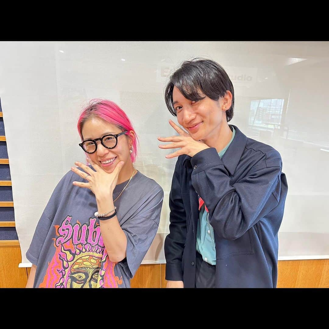 桜井雅斗さんのインスタグラム写真 - (桜井雅斗Instagram)「昨日のFM大阪スマッシュフライデー📻  ゲストはDizzy Sunfistからあやぺたさん⚡️  ミニアルバム【Punk Rock Princess】のお話をお伺いしました！  いつ会っても元気でバリヤーマンな彼女にパワーをもらいました🔥 radikoでタイムフリーしてくださいね🤘  @dizzysunfist_official #dizzysunfist」5月20日 10時59分 - mst44