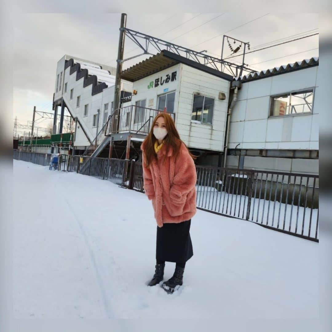 楠木杏のインスタグラム：「Hi 💗 急に暑くなったり涼しくなったり湿度凄かったりするけど元気にしてる？  私の投稿でも季節感バグらせておくね⛄ 北海道のほしみ駅には私の大好きなBenbeyaってケーキ屋さんがあるの。  カフェもあるみたいよ～( 私が行ったときは改装中だったX(  はやく涼しくな～～～れ～～～！ じゃぁまたね👋💋」