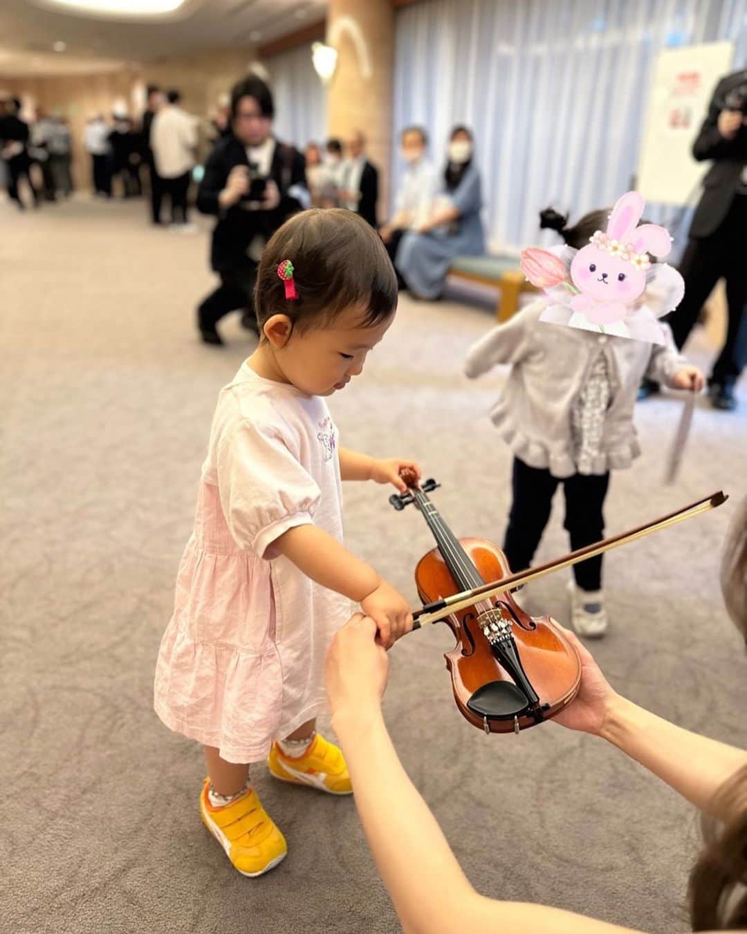 若林愛さんのインスタグラム写真 - (若林愛Instagram)「東京女子管弦楽団✨ @t.w.orchestra  女性の働く環境の向上についても重視していて、当日はシッターさんを手配いただいて娘もリハーサルからコンサートまでたっぷり楽しませていただきました🥺❤️ こんな素晴らしい環境他にあります！？こんなに一人一人の家族にまで配慮してくださる楽団、日本初だと思います！！ 代表の福元麻理恵さんには本当に感謝しております🥺✨ @mariefukumoto   ウチの子はスーパーおしゃべりなのでコンサートはさすがに、一曲目のローマの謝肉祭/ベルリオーズを中で聴き終えてからはロビーで楽しんでいたそうです☺️笑 本っ当に楽しかったみたい🥰❤️ シッターさんが教えてくれてたのか、昨日の晩も、ダッタン人の踊りすごいねぇって言っててビックリした😳  ロビーでは子どもサイズの楽器に触れられるコーナーもあって✨ もちろんお客様は大人が大半なんだけど、誰でも来やすく、楽器・音楽に興味を持ってもらえるように全年齢を意識した空間作りはさすがです🙇‍♀️👏✨  娘も私も幸せな時間を体験させていただいて感謝しかありません😭✨T.W.Oのこれからのご活躍も本当に楽しみにしております✨  ThankYou💖 ヘアセット @hirono.sakamoto (めちゃ好みでした😍) お写真 @hisamibone  . #オーケストラ #東京女子管弦楽団 #職場 #クラリネット #two #clarinet #ベビーシッター #楽器体験 #ヴァイオリン #チェロ」5月20日 11時11分 - megumi.cl