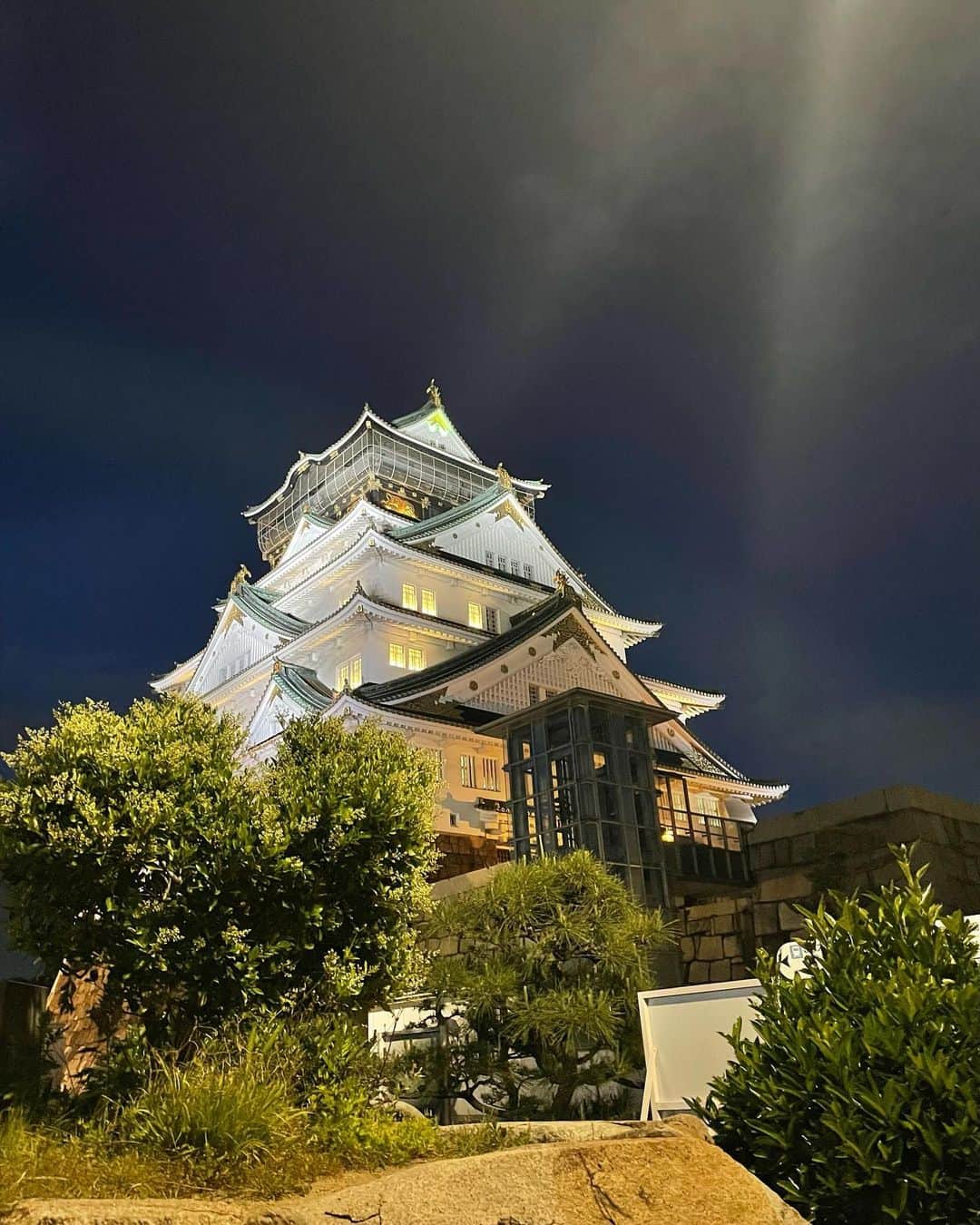 由井香織のインスタグラム：「時間によって顔を変える大阪城… この日は19:00にライトアップ✨ 満月にも照らされて、色気あるわあ🥰 #大阪城#大阪#大阪観光」