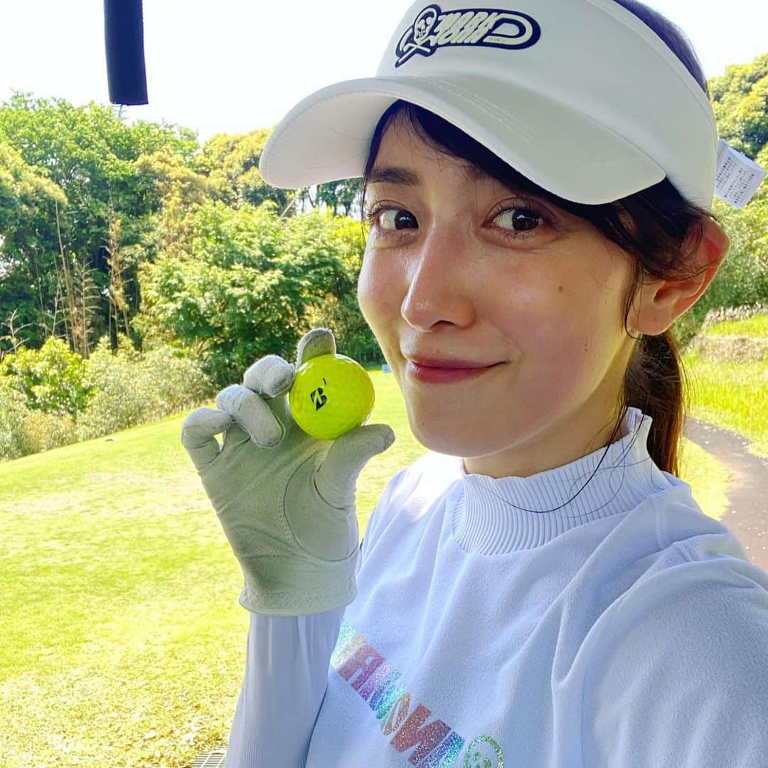 我謝レイラニさんのインスタグラム写真 - (我謝レイラニInstagram)「こないだ2日連チャンゴルフしたの⛳️🏌🏻‍♀️ 早起きも気持ちいいし、自然の中で自分が生き生きしてる気がする🌱週1とかで行けたら幸せなのになぁ♡♥♡♥ この日はハーフだけ。前日よりも調子はよかった🏌🏻‍♀️ #ゴルフ #golf #ゴルフ女子 ゴルフウェアはパンツスタイルばっかだったけど、ついにスカートデビューしました！！笑 これからの時期、日焼け対策頑張らないとᕦ(ò_óˇ)ᕤ」5月20日 11時06分 - leila___ni