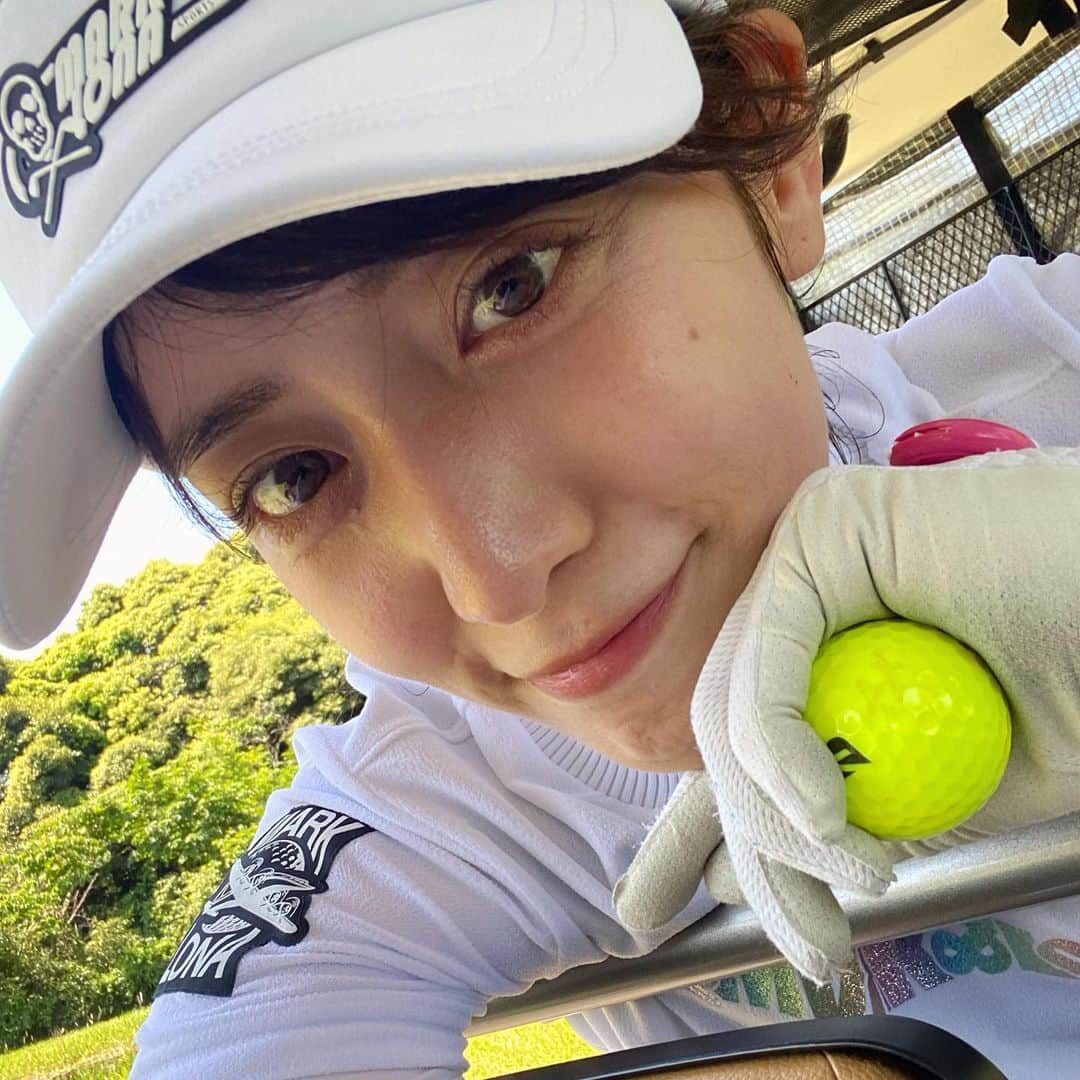 我謝レイラニのインスタグラム：「こないだ2日連チャンゴルフしたの⛳️🏌🏻‍♀️ 早起きも気持ちいいし、自然の中で自分が生き生きしてる気がする🌱週1とかで行けたら幸せなのになぁ♡♥♡♥ この日はハーフだけ。前日よりも調子はよかった🏌🏻‍♀️ #ゴルフ #golf #ゴルフ女子 ゴルフウェアはパンツスタイルばっかだったけど、ついにスカートデビューしました！！笑 これからの時期、日焼け対策頑張らないとᕦ(ò_óˇ)ᕤ」