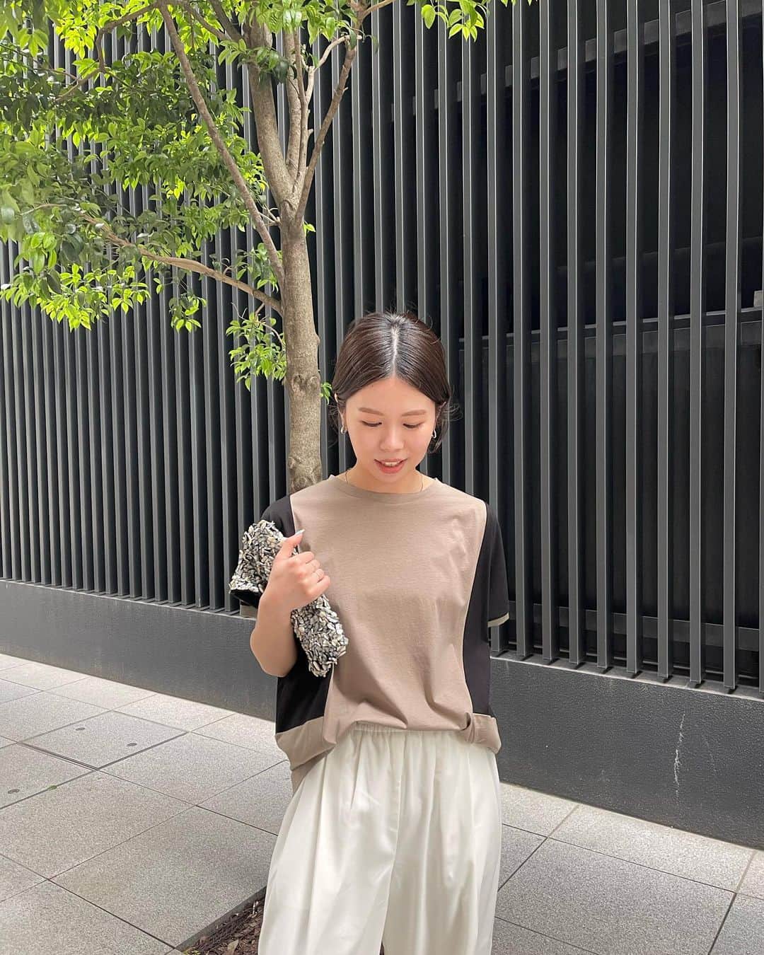 のインスタグラム：「【再入荷】  🏷️バックラインカットソー  price/¥8,690（税込） color/offwhite.black.khaki  －商品ポイント－ ・配色デザインとバックのラインがポイントのシンプル大人のカットソー。 ・ゆったりシルエットなので、気になる二の腕や腰周りをカバーしてくれます。 ・長すぎず短すぎない丈感で、デイリー使いにおすすめです。 ・夏らしいゆったりパンツや、ロングスカートとも相性抜群のトップス。  —洗濯方法ー 手洗い可能  #gallardagalante #outlet #gallardagalante_outlet  #jena_espacemerveilleux   #カットソー#Tシャツ #Tシャツコーデ#オトナカジュアル  #キレイめカジュアル #キレイめコーデ  #大人の勉強垢#骨格ウェーブコーデ  #低身長コーデ#パンツコーデ#パンツスタイル    #20代コーデ  #30代コーデ #40代コーデ #50代コーデ #20代ファッション #30代ファッション #40代ファッション #50代ファッション #ママコーデ #ママファッション」
