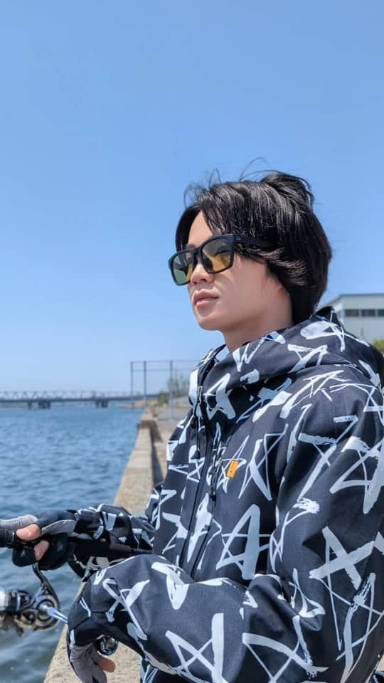 外山将平のインスタグラム：「【TACKLEDATA】　　　　　　　　　　　　　　　　　　　　 ROD：BALBAL99 Jerking Edition REEL：18EXIST  LT4000-CXH SPOOL：NO LIMITS 22EX4000SS(STUDIO OCEAN MARK) LINE：シーバスPE パワーゲーム0.8号(東レ) LEADER：ショックリーダー スムーズロックプラス4号18lb(東レ)　　　　　　　　　　　　　　　　　　　　　　 　　　　　　　　　　　　　　　　　　　　　　　　　　　　　　　 　　　　　　　　　　　　　　　　　　　　　　　　 #BlueBlue #アングラーズマイスター　　　　　　　　　　　　　　　　　　　　　　　　　　　　　　　 #loudmouth　　　　　　　　　　　　　　　　　　 #STUDIOOCEANMARK #fashion #每日穿搭 #DAIWA　　　　　　 　　　　　　　　　　　　　　　　　　　 　　　　　　　　　　　　　　　　　　　　　　　　　 　　　　　　　　　　　　　　　　　　　　　　　　　　　　　  ◆釣りにかかわらず､出たゴミは持ち帰りましょう！ 一人一人の意識で自然は守れます。 釣り場､自然を大切に。　　　　　　　　　　　　　　　　  ◆キャスト時は必ず後方確認をして ルアーや針が歩行者､同行者に当たらないようにしましょう。　　　　 　　　　　　　　　　　　　　　　　　　　　　　　　　　　　　 ◆釣り際はライフジャケット着用をお願い致します。　　　　　　　 命を守りましょう！　　　　　　　　　　　　 　　　　　　　　　　　　　　　　　　　　　 ◆YouTube⇩(始めました！チャンネル登録お願いします！) https://youtube.com/channel/UC07x3DbJCNv_gAFvAjaWQMQ　　　　　　　 　　　　　　　　　　　　　　　　　　　　　  ◆アングラーズ↓🎣 将平(syohei) https://anglers.jp/users/530231 こちらもチェックお願い致します🐟　　　　　　　  ◆Twitter↓ https://mobile.twitter.com/syohei_1108 こちらもフォロー宜しくお願い致します！🙇‍♂　　　　　 　　　　　　　　　　　　　　　　　　　　　　　　　　　　　　　　　　　　　　　　　　　　　　　 　　　　　 　　　　　　　　　　　　　　　　　　　　 　　　　　　　　　　　　　　　　　　　　　　　　　　　　 #今日の外山 #俳優 #外山将平  #釣り好きな人と繋がりたい #釣りスタグラム #シーバス #東京湾奥 #釣りの成長記録 #釣りで人生を豊かに  #fishing #lurefishing  #seabass #春#spring」