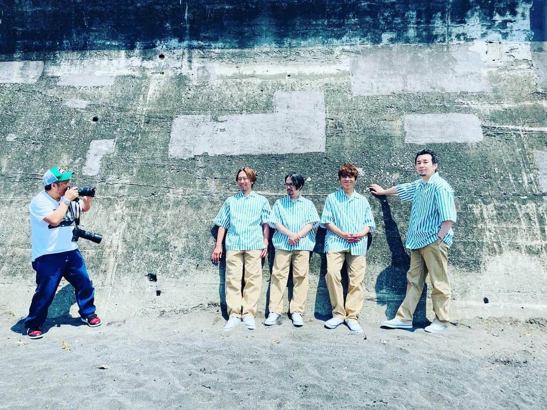 後藤正文のインスタグラム：「ASIAN KUNG-FU GENERATION at Kamakura shooting with Mitch Ikeda #kamakura #shonan #asiankungfugeneration #beach」