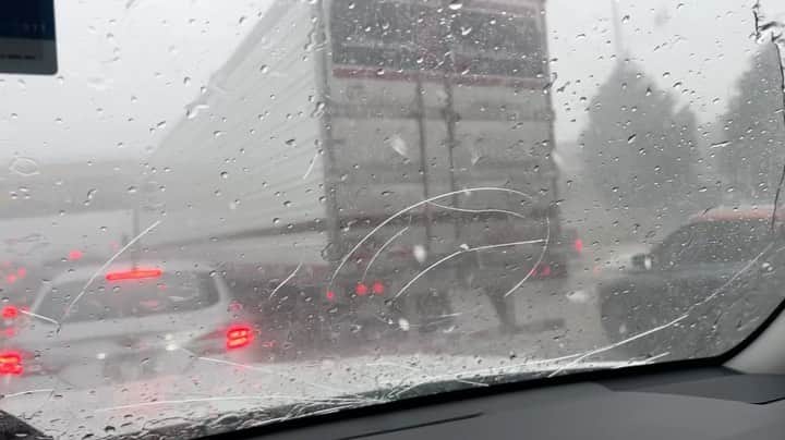 スティーブのインスタグラム：「Probably one of the scariest experiences I’ve had in a long time  Bye bye 4runner. #hail 恐ろしい雹が降って来た‼️ままの4ランナーは廃車になるかも　ワオ〜」