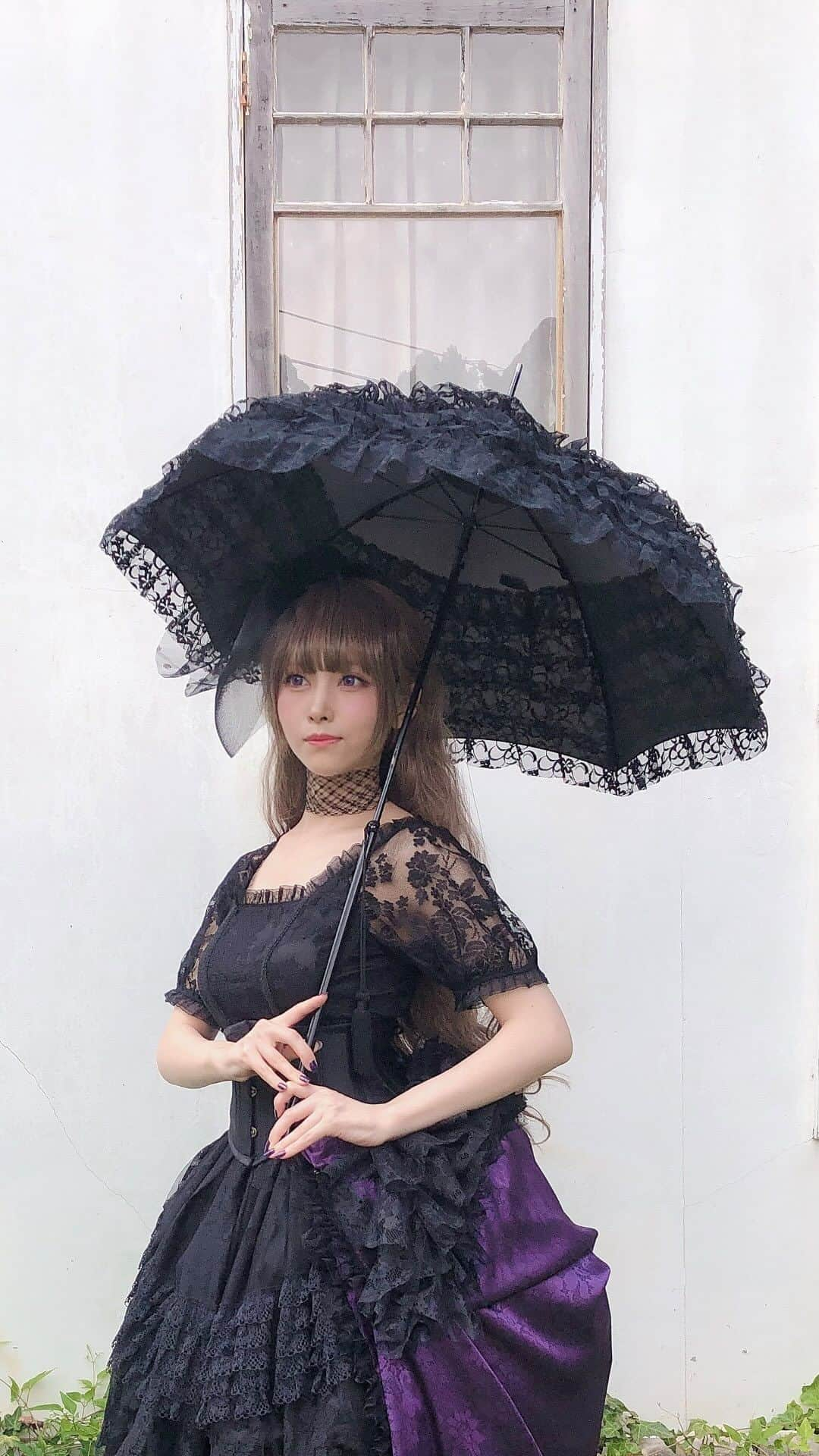 緑川ミラノのインスタグラム：「ゴシック&ロリータ #gothiclolita   #ゴシックアンドロリータ  このスタイルに コルセットでクビレを作ること。  マニアックな視点で申し上げれば 「邪道」になると思います。  「ロリータ=未発達な少女の身体」を表現するとしたら、そのシルエットにはクビレは不要。 、、、いう定義になります。 (敢えて言い切ります。)  クビレについてはマチュアな 大人の女性なではのシルエットなのでは？と。  ワタクシメはそう感じております。  「服装のコーディネート」「見た目だけ」としては ゴシックなドレスとコルセットの相性は非常に良いですが、「作品づくり」となると 美＋ストーリーも大切ですので、このシーンで このアイテムを身につける「意味」を考えたりしていますよ。  童話のヒロインのような 可憐に気高いゴシック&ロリータの世界観の モデル　えい梨　姫👸 　 コスプレイヤー、イラストレーター。 絵を描くお仕事をされているからなのか 指先までの所作がとても雰囲気がありとても 素晴らしかったです。  非日常のファンタジー、また一緒に クリエイションできることを愉しみにして おりますよ💋💋💋  - - - - - 🥀🥀🥀 - - - - - 📸  @mitsuosuzuki  📝　@tokyoartsgallery  　Thank you Mr. Komura.  Styling 緑川ミラノ  ヘッドピース、タイツはお手製    BabyDollTokyo original  #スリーコルセット #コルセットトレーン #日傘  - - - - - 🥀🥀🥀 - - - - -  《 ABOUT 緑川ミラノ 》 日常にセクシーとゴージャスを🫦🌹 オンラインセレクトショップ 「Baby Doll Tokyo -mirano BOTE-」運営  天然バロックパールのアクセサリーショップ 「Freya-フレイヤ-」でも女性の美を応援中💋 @freya.tokyo   不定期開催のポップアップストアなどについて まとめてあります🖤  スタイリスト、スタイリング コーディネート提案✨ コルセット・着用体験ライブトークショー⌛️ お仕事のご依頼はお気軽にDMで💌✨  - - - - - 🥀🥀🥀- - - - -  #BabyDollTokyo @corset8beauty   #ゴシックアンドロリータ #ゴスロリ #緑川ミラノ #マダムミラノ #美と退廃 #コルセット #コルセットコーデ #フェティッシュ #フェティッシュファッション #corset  #fetish #corsetdress」