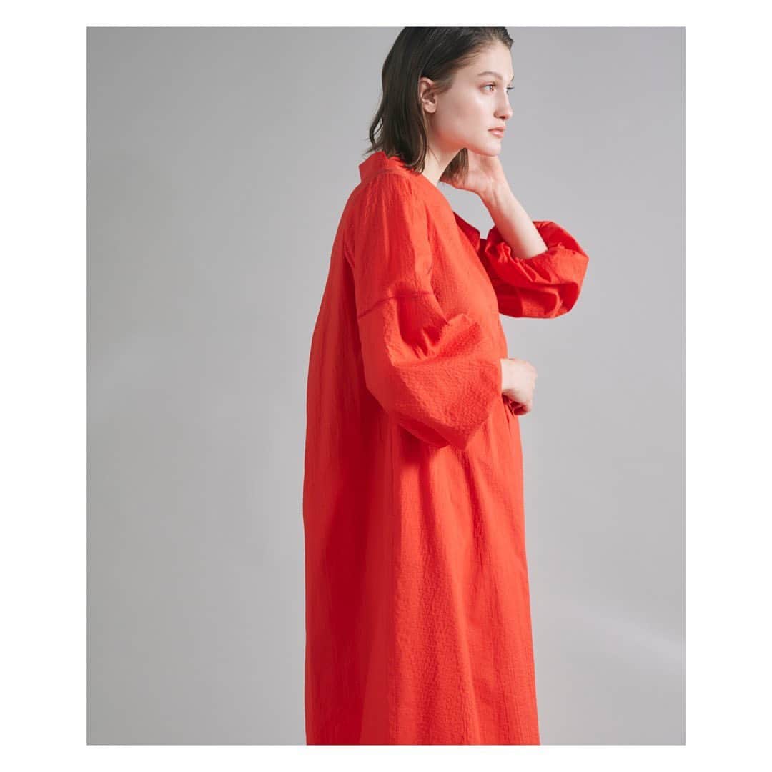 のインスタグラム：「2023 summer collection  凹凸素材が夏らしい表情のマキシワンピース。デコルテをシャープに見せつつも1枚で着られるvネックライン。 肩のカッティングとレールステッチ、切替え部分のハシゴレースがアクセントをプラス。  dress no.71-32121045 ¥33,000     #superiorcloset #ined #23ss #summer #スーペリアクローゼット #イネド #夏 #新作 #夏服 #ワンピース #マキシワンピース #休日コーデ #大人カジュアル #キレイめコーデ」