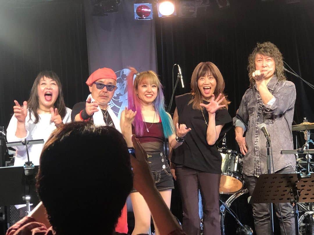 田村直美のインスタグラム：「爆ROCK Ⅱ 〜2nd attack〜 "爆"あがりな夜😊 重厚リズム隊　鳴瀬さん、GRACE 華麗なtwinGt  北島さん、Rieちゃん　 サイコーでした みなさんの爆音に乗っけられて歌ってきたー💕  次は　11/13鳴瀬さんのBD当日@目黒BAJ 祝いに駆けつけてください いただいた終演後のメンバー写真‼️ 楽しそーww  今回の配信　5/18〜24 23:59まで視聴できます爆見‼️爆聞き‼️してください 購入は5/24 21時までーーー ↓↓↓ https://eplus.jp/sf/detail/3835510001-P0030001」