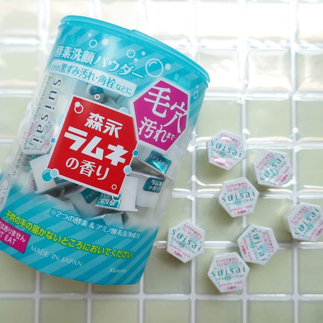 美的 Biteki's official Instagram! さんのインスタグラム写真 - (美的 Biteki's official Instagram! Instagram)「suisai（スイサイ）の大人気酵素*1洗顔パウダーが、森永ラムネと夢のコラボレーション❣️ スッキリとした森永ラムネの香りが、爽やかな洗顔タイムをかなえます。   香りはもちろん、機能的にもこれからの季節にぴったり！ 2つの酵素＆アミノ酸系洗浄成分を配合*2し、潤いは守りながら毛穴の黒ずみ汚れ、角栓、肌のザラつき、古い角質をオフ。つるすべの素肌に洗い上げ、透明感のある印象へ導きます。   スイサイファンも、「使ってみたかった！」という人もぜひこの機会に手に取ってみて！   【商品情報】 7月8日限定発売 スイサイ ビューティクリア パウダーウォッシュN（森永ラムネの香り） 0.4g×32個 ￥1,980（税込・編集部調べ） *1 酵素（洗浄成分）配合　*2 洗浄成分：タンパク分解酵素（プロテアーゼ）、皮脂分解酵素（リパーゼ）、アミノ酸系洗浄成分（ラウロイルグルタミン酸Na、ミリストイルグルタミン酸Na） #suisai#スイサイ#洗顔#洗顔料#落とすケア#酵素洗顔#酵素洗顔パウダー#森永ラムネ#ラムネ#限定#限定品#コラボ#新商品#毛穴ケア#毛穴#角質ケア#bitekicom#パケ買い#コスメレポ」5月20日 11時23分 - bitekicom