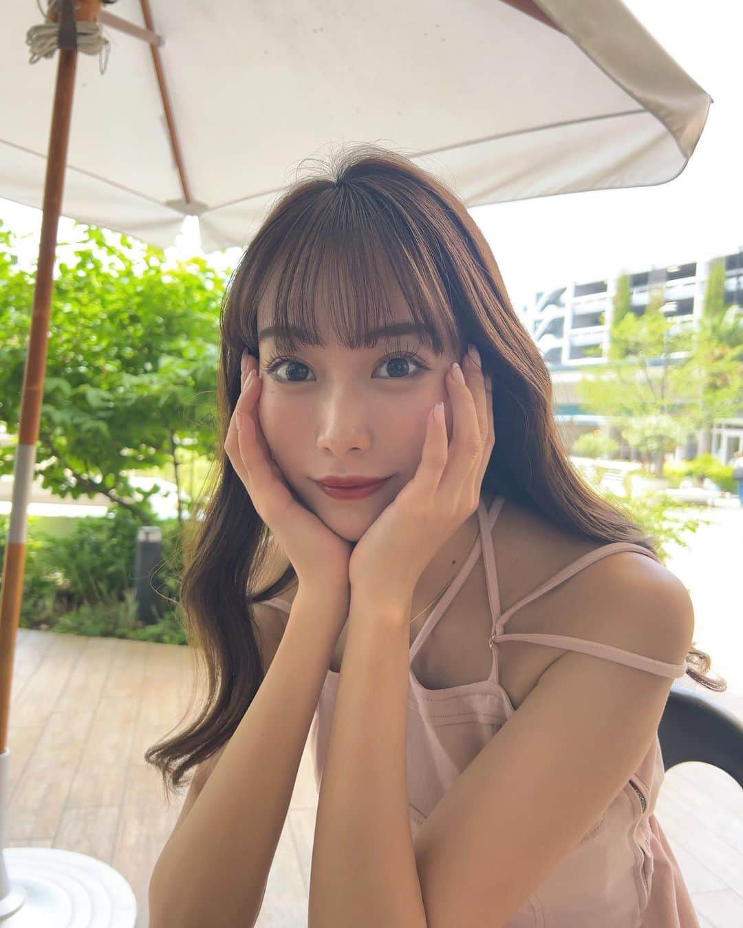 岡島彩花のインスタグラム：「初めて１monthカラコン☺️🌼  @chuulens_japan   ____________________ 商品名 : Daisy Shower (デイジーシャワー) カラー: Pure Brown(ピュアブラウン) 直径(DIA): 14.2mm 着色直径(G.DIA) : 13.3mm 度数: 0.00(度なし) ~ -8.00 使用期間: 1カ月 数量: 1箱 2枚入り 製造国: 韓国 ____________________  カラコンのおかげで写真盛れる😦❤️  10%オフクーポンコード ストーリーに載せてるので是非使って下さい🔗  #カラコン #韓国カラコン #カラコンレポ  #カラコンレビュー  #カラコン通販」