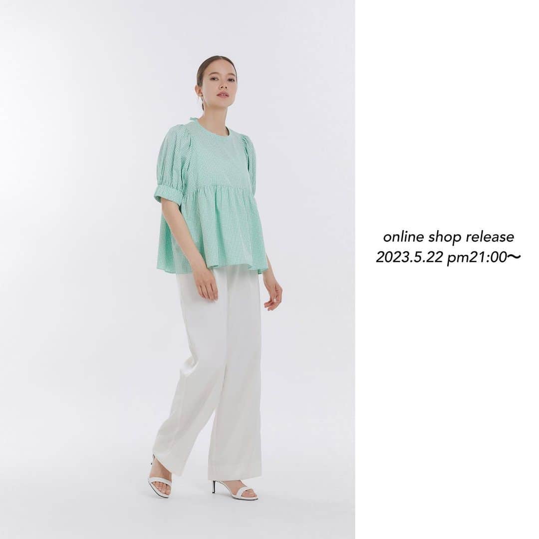 yoriのインスタグラム：「*online shop release*  5/22 pm21:00〜 SPOT商品が 入荷致します！  詳細は商品ページを ご覧ください。  #ヘムフリルボーダーカットソー  #ギンガムショートパフブラウス #ミックスツイードブラウス #ランダムティアードハーフスリーブ  #yori_japan」