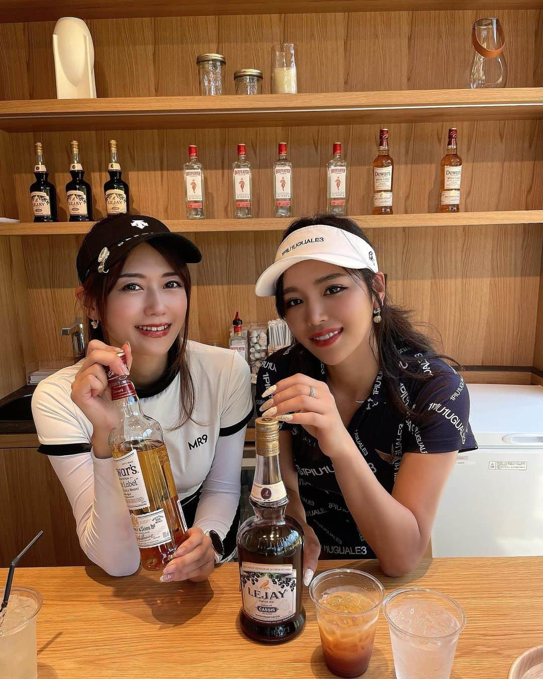 あやののインスタグラム：「4月29日にオープンしたばかりの ゴルフ場⛳️ザセントナイン東京に お邪魔させて頂きました❣️  朝からヘリで10分足らずでゴルフ場に 着いちゃう奇跡🚁✨✨ ゴルフで一番辛いのは移動時間 なんだけどヘリならあっとゆうまでした💓 上から見たクラブハウスは ザセントナイン東京にちなんで『9』の形に なってたの！🌼✨  ⭐︎いろいろと最先端でチェックインは 事前に登録したQRコードでピッって するだけ5秒チェックイン👍 各組みごとにスイートルームに ロッカーがありました😍  売店はインアウト2回ずつ通るんだけど ドリンクは飲み放題！ ソフトドリンク他、お酒もある🥃 セルフで作るスタイルでした✨  コースもめちゃくちゃ戦略性が あって短いけど楽しめるコース設計🥳 この日は🔵85でまわれました✨  いろいろと最先端でめちゃくちゃ ワクワクするゴルフ場でした💓⛳️  写真は　@ishii_yukiko  と💓💓 相変わらず久しぶりに回っても ミート率良すぎな美女でした✨⛳️  ご縁に感謝です💓  #golf#golfwear#golfculb  #ゴルフ#ゴルフクラブ#ザセントナイン東京 #新ゴルフ場#ゴルフ女子 #ゴルフウェア#ゴルフコーデ」