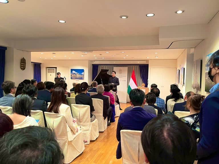 のインスタグラム：「Last night at the Embassy of Hungary in Tokyo. 🇯🇵🇭🇺 @hungaryinjapan  #ハンガリー大使館 #HungarianEmbassy #ピアノ #ピアニスト #金子三勇士 #日本 #ハンガリー #piano #pianist #MiyujiKaneko #EmbassyofHungary #Tokyo #Hungary #Japan」