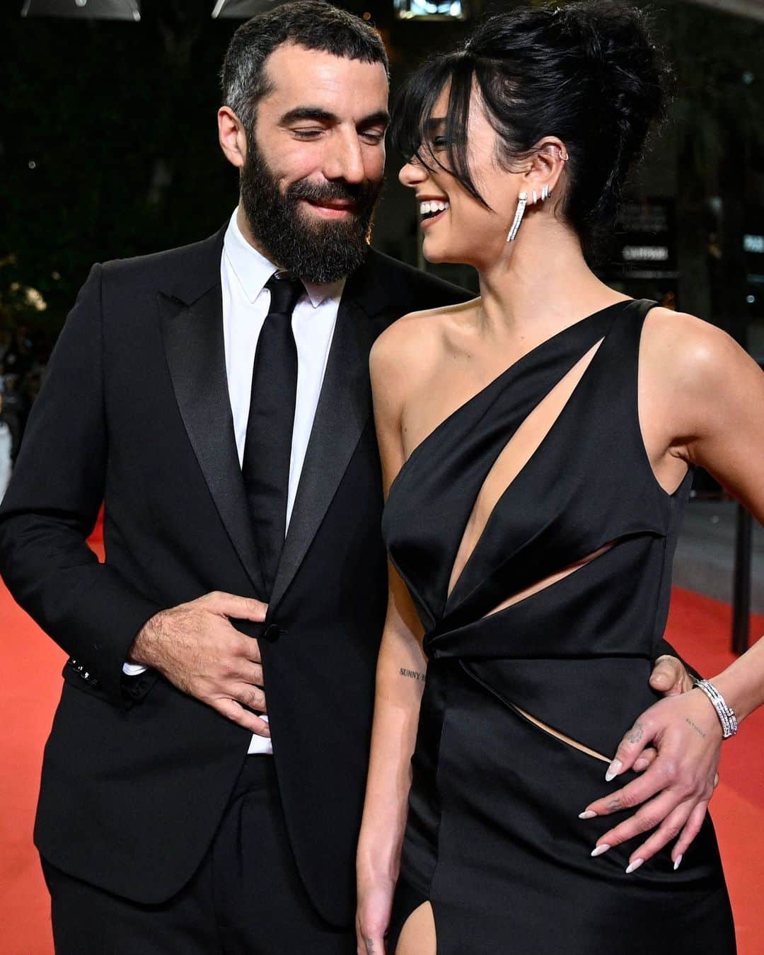 E! Onlineさんのインスタグラム写真 - (E! OnlineInstagram)「Dua Lipa and boyfriend Romain Gavras have made their red carpet debut at #CannesFilmFestival, and we're levitating. 😍 (📷: Getty)」5月20日 11時31分 - enews