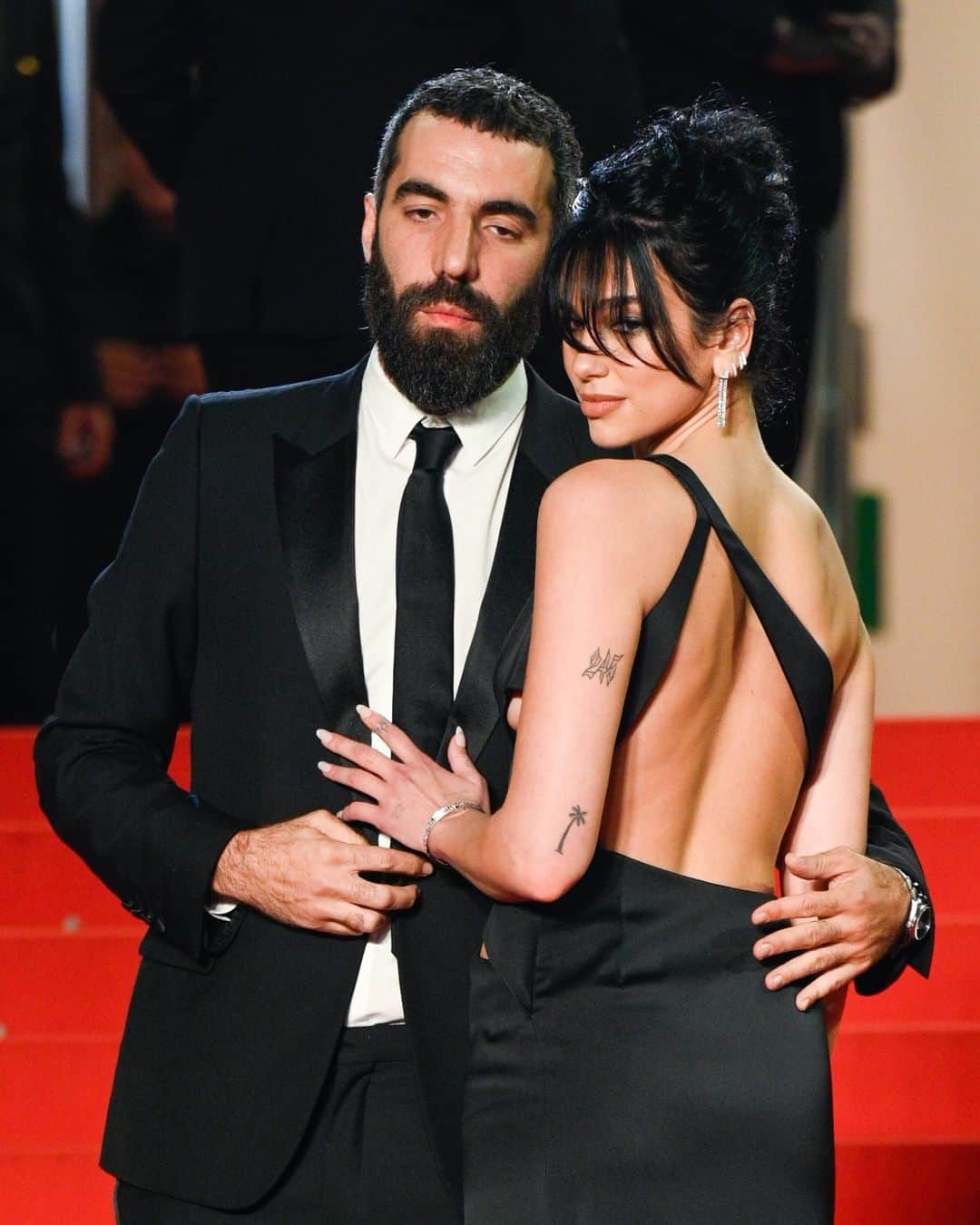 E! Onlineさんのインスタグラム写真 - (E! OnlineInstagram)「Dua Lipa and boyfriend Romain Gavras have made their red carpet debut at #CannesFilmFestival, and we're levitating. 😍 (📷: Getty)」5月20日 11時31分 - enews