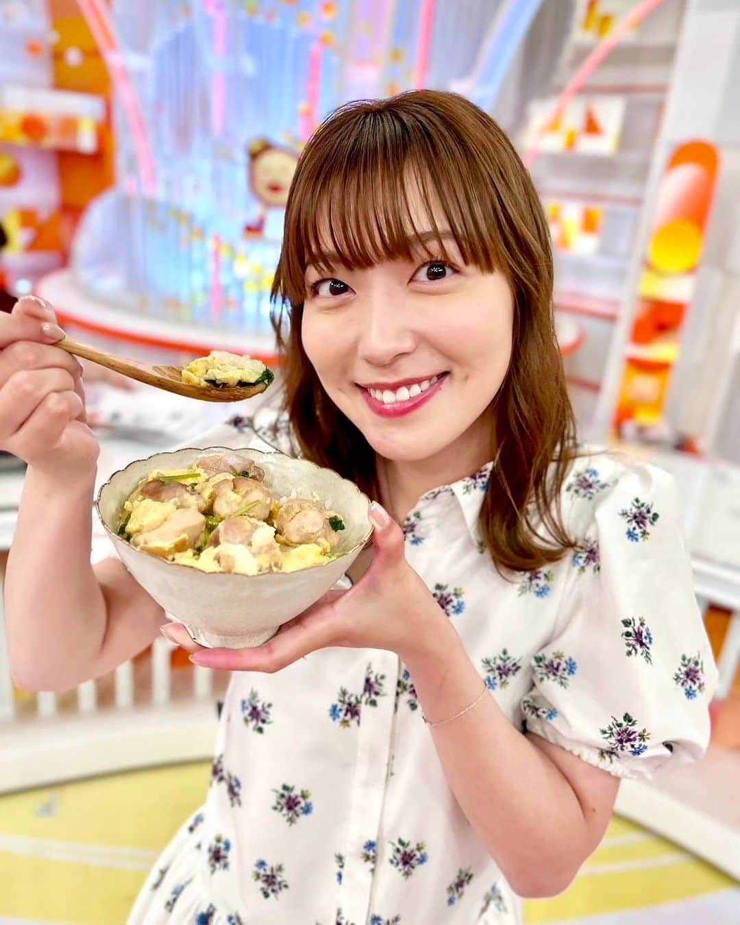 フジテレビ「めざましテレビ」さんのインスタグラム写真 - (フジテレビ「めざましテレビ」Instagram)「#めざど食堂 は…  山口県・秋川牧園の新鮮な若鶏とたまごで作った「親子丼」でした😋  だし汁、醤油などを鍋に入れ沸騰させ、カットした鶏肉と玉ねぎを加え煮ます。溶いた卵を回し入れ、半熟状態になったら完成です。  かやちゃんも美味しそうに食べていましたね✨  #阿部華也子 #めざましどようび」5月20日 11時46分 - mezamashi.tv