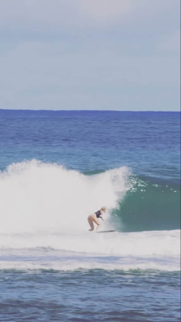 Bethany Hamiltonのインスタグラム：「Late pregnancy cravings are getting real = SURF 🏄🏼‍♀️ 🤰🏼😆☀️」