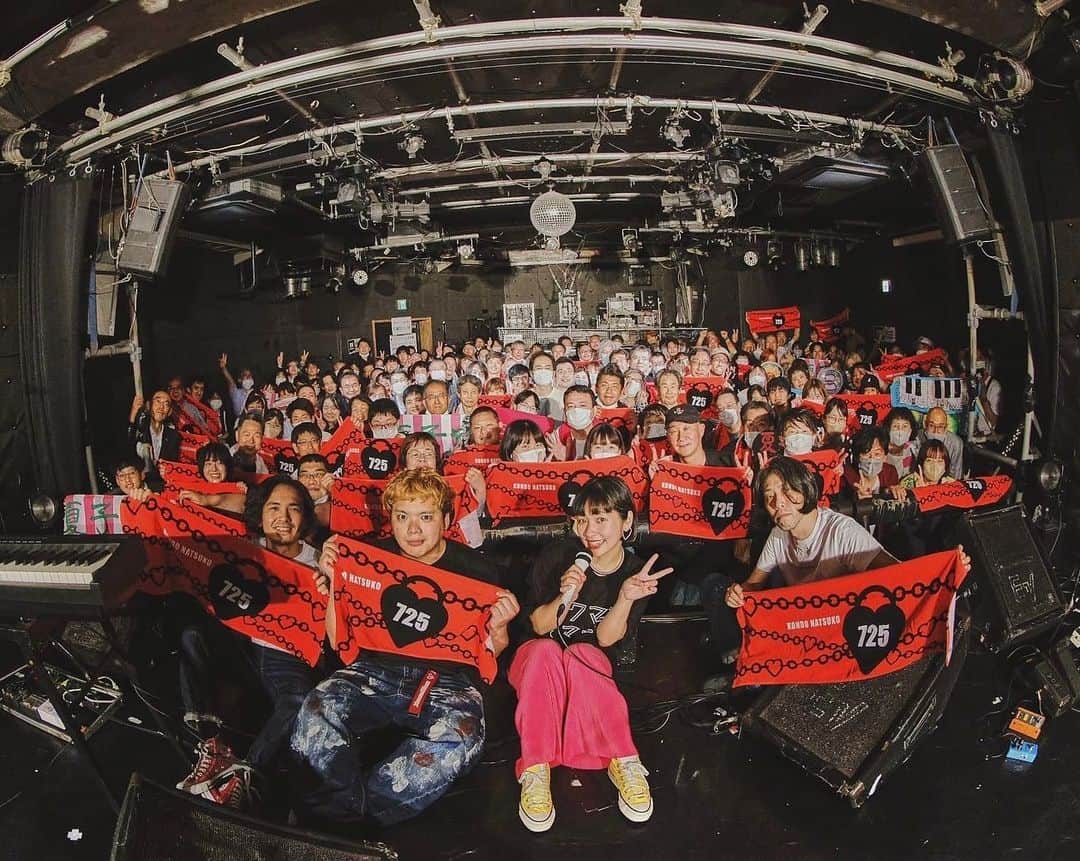 近藤夏子のインスタグラム：「楽しすぎて泣いた 泣けるほど楽しかった 泣けるほど幸せだった  です🫶 最高の時間をありがとうございました❤️ あーーーー幸せ🥰  私はステージからほとんど全員の顔が見えてるし、全員の目を見に行ってるので、来てくれてた人のことわかってるからね😋💕 愛してるぜっ！って思いながら全力で歌えたぁ💖 昨日は特に、歌が気持ちよく歌えたぁ💖  次は７月２９日、私の誕生日に東京でワンマンライブやります😎✨  本当にありがとうございました👍  photo by @korotukishiro40」
