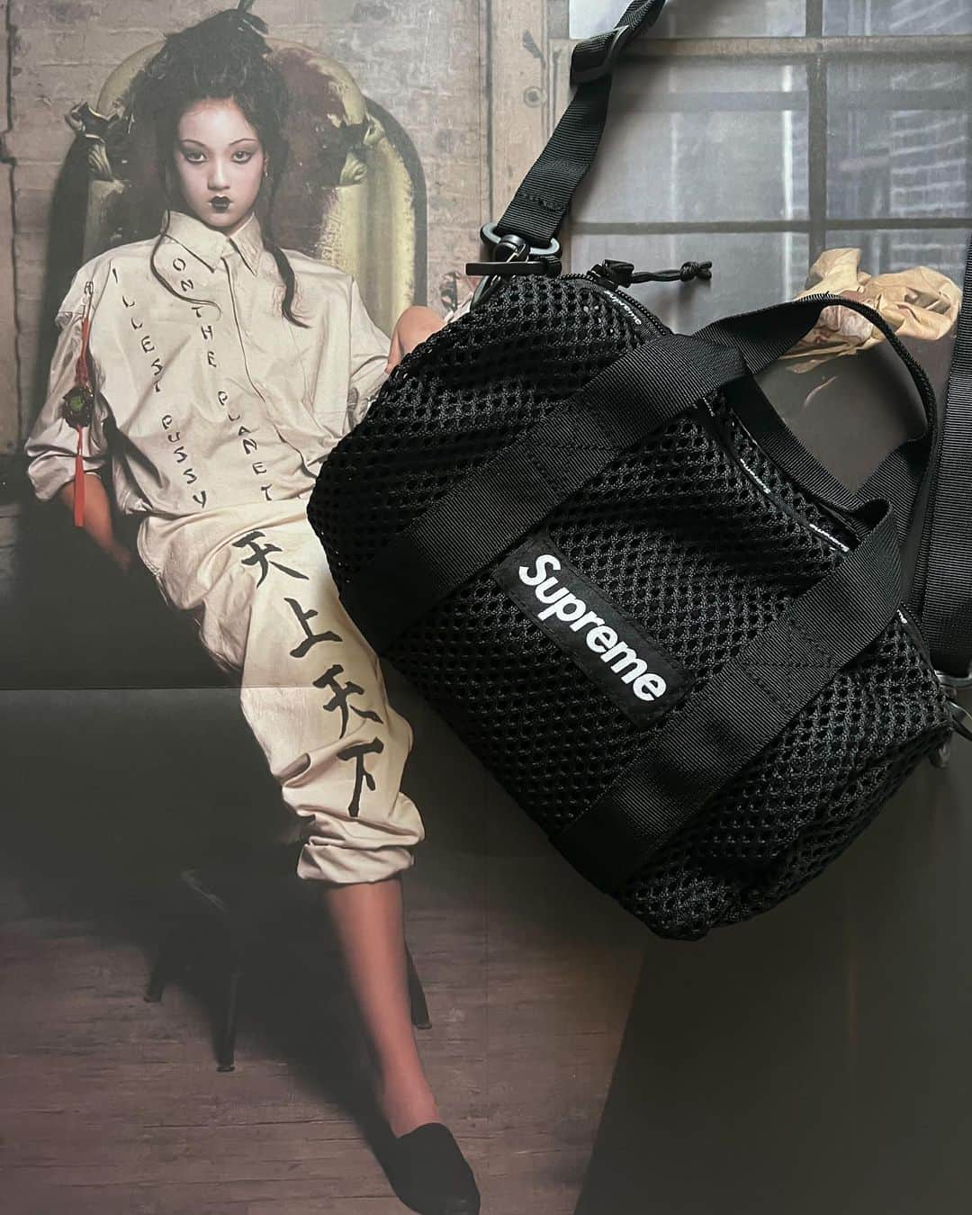 Supreme Mihoのインスタグラム：「🖤🖤🖤 ✩ "天上天下唯我独尊" ✩ 🔗Mesh Mini Duffle Bag🖤 ✩ 2色買いしたよ🫡💓 ✩ #supreme #シュプリーム #ストリート」