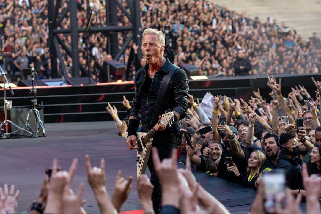 メタリカさんのインスタグラム写真 - (メタリカInstagram)「#M72Paris Night 2 through the lens of @photosbyjeffyeager. 🇫🇷   #Metallica #M72 #MetOnTour」5月20日 11時56分 - metallica
