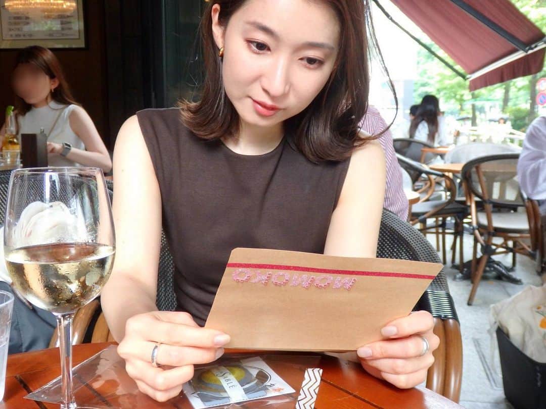 山田桃子のインスタグラム：「お手紙💌 .  親友からの、手紙に ウルっとしてしまった。  いつもありがとう。  今日は、 第一弾のプレゼント🎁 第二弾が、あるらしい。  楽しみだ。  . #誕生日サプライズ  #お手紙 #フリーアナウンサー #山田桃子」