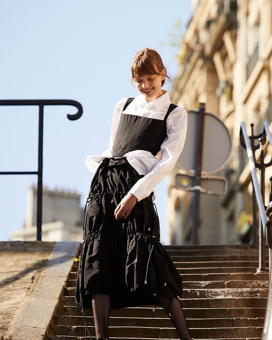 FUDGEのインスタグラム：「‣ ‣ ‣《 わたしの好きな街🗼🖤》 美しいパリの街をゆこう。 女性たちにファッションの魔法を教えてくれた #ディオール が、この地に生まれた1946年の面影を感じながら。 人々を惹きつけてやまないその魅力は、変わりゆく時代を横目に、変わらずそこにある。  - - - - - - - - - - - - - - - - - - - - - - - - - - ◇STYLE. 01 “パリの色が好き” アンニュイな色たちで構成されるこの街の風景。 この街に馴染みながら強さを放つモノトーンの装い、ギャザーを絞ることでスカートに波打つ陰影が生まれ、柔らかさが重なる。  ✔︎#シャツ、#コルセット、#スカート、#シューズ、#ソックス 〰︎DIOR @dior  - - - - - - - - - - - - - - - - - - - - - - - - - - ◇STYLE. 02 “パリの光が好き” 花々の強く儚い生命力を、繊細な刺繍でポエティックに表現した1枚のコート。 その美しさを最も際立たせるのは、きっとパリの光だと思う。 ただキラキラと美しい、初夏のパリの光が好き。  ✔︎#コート 〰︎DIOR @dior  - - - - - - - - - - - - - - - - - - - - - - - - - - ◇STYLE. 03 “パリの風が好き” パリの女性たちは強い。 この街で生まれ進化するファッションが、常に女性たちに自信を与えてきたから。 もうひとつ理由があるとしたなら、からっと乾いたパリの風。  ✔︎#ワンピース 〰︎DIOR @dior  - - - - - - - - - - - - - - - - - - - - - - - - - - ◇STYLE. 04 “パリの街並みが好き” 大胆に配されたのは、メゾンが誕生したモンテーニュ通りからつながる街並み。 パリとメゾンの記憶を纏って、この街の風景の一部になる喜び。  ✔︎#プルオーバー、#ショートパンツ、#シューズ、#ソックス 〰︎DIOR @dior  - - - - - - - - - - - - - - - 『FUDGE』2023年６月号の特集は『NEW PARIS GUIDE 旅行誌じゃ教えてくれない、とっておきのパリガイド』なにせ見所の多いパリの街。 全国の書店、コンビニ、webで人気販売中です！◎ ぜひ最新号をゲットして @fudge_magazine をタグ付けしてくださいね！  《FUDGEの他のアカウントも更新中》 ⌎men'sFUDGE @mensfudge ⌎snap @fudge_snap ⌎online store @fudge_online_store ⌎friend @fudge_friend ⌎coffee @fudge_coffee  #ファッジ #fudge_magazine #ファッション誌 #洋服好きな人と繋がりたい #服好き #おしゃれ女子 #おしゃれ好き #お洒落好き #お洒落女子 #春コーデ #パリジェンヌ #ディオール好き #ディオール新作」