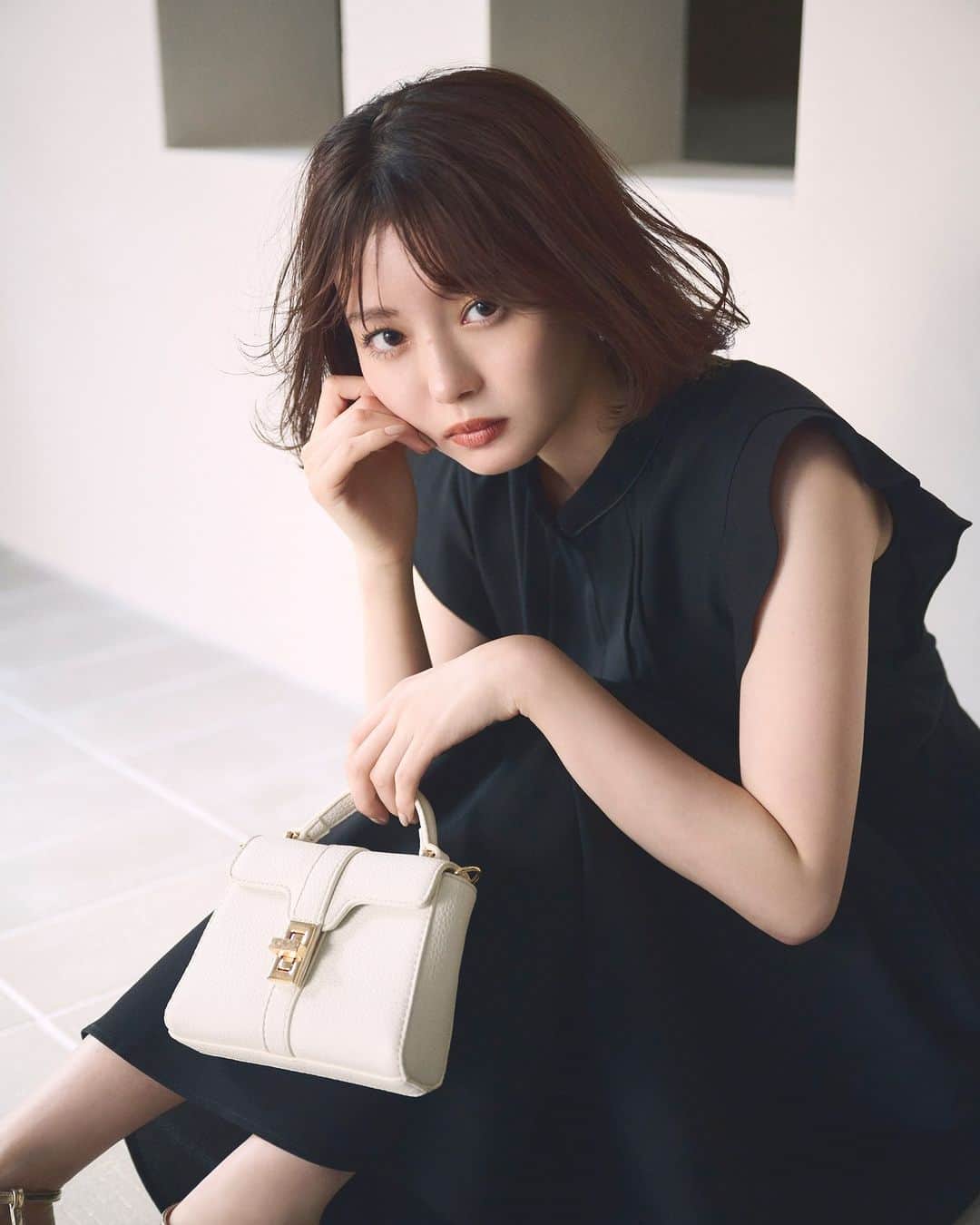 NATURAL BEAUTY BASICのインスタグラム：「Petit size collection Feat.Miori Ichikawa  市川美織さんが纏う 150cm前後の小柄さんに向けた、Petit Sizeアイテムをお届け。  夏支度に欠かせないドラマチックなワンピース中心に、 ぱっと華やいでスタイルアップも叶えてくれる 優秀なブラウスにスカート…  NBBでは小柄さんにもぴったりな新作たちを 取り揃えておりますので、ぜひチェックしてみてください✨  ■サテンコードパイピングワンピース ¥12,980 tax in size:S/M/PS color:クロ/ガーネットブラウン/ブルー #0173140554  初夏の装いにドラマチックな表情を 添えてくれるブラックドレス。 程よくハリのあるジョーゼット素材が上品フェミニン。 スタンドネックとウエストの切り替えに挟んだサテンコードが ワンピースのリッチ感を底上げ。袖のミニフリルでほんのり甘さも加えて。  #市川美織 さん #小柄女子 #小柄コーデ #低身長女子 #低身長コーデ #sサイズコーデ #150cmコーデ #under150cm #under155cm  #ワンピース #ブラックコーデ #フェミニン #お出かけコーデ #オフィスコーデ #オフィスカジュアル #通勤コーデ #大人可愛い #カラーコーデ #着回しコーデ #きれいめカジュアル #ベーシックコーデ #ベーシック #ナチュラルコーデ #トレンドスタイル #シンプルコーデ #ナチュラルビューティーベーシック #naturalbeautybasic」