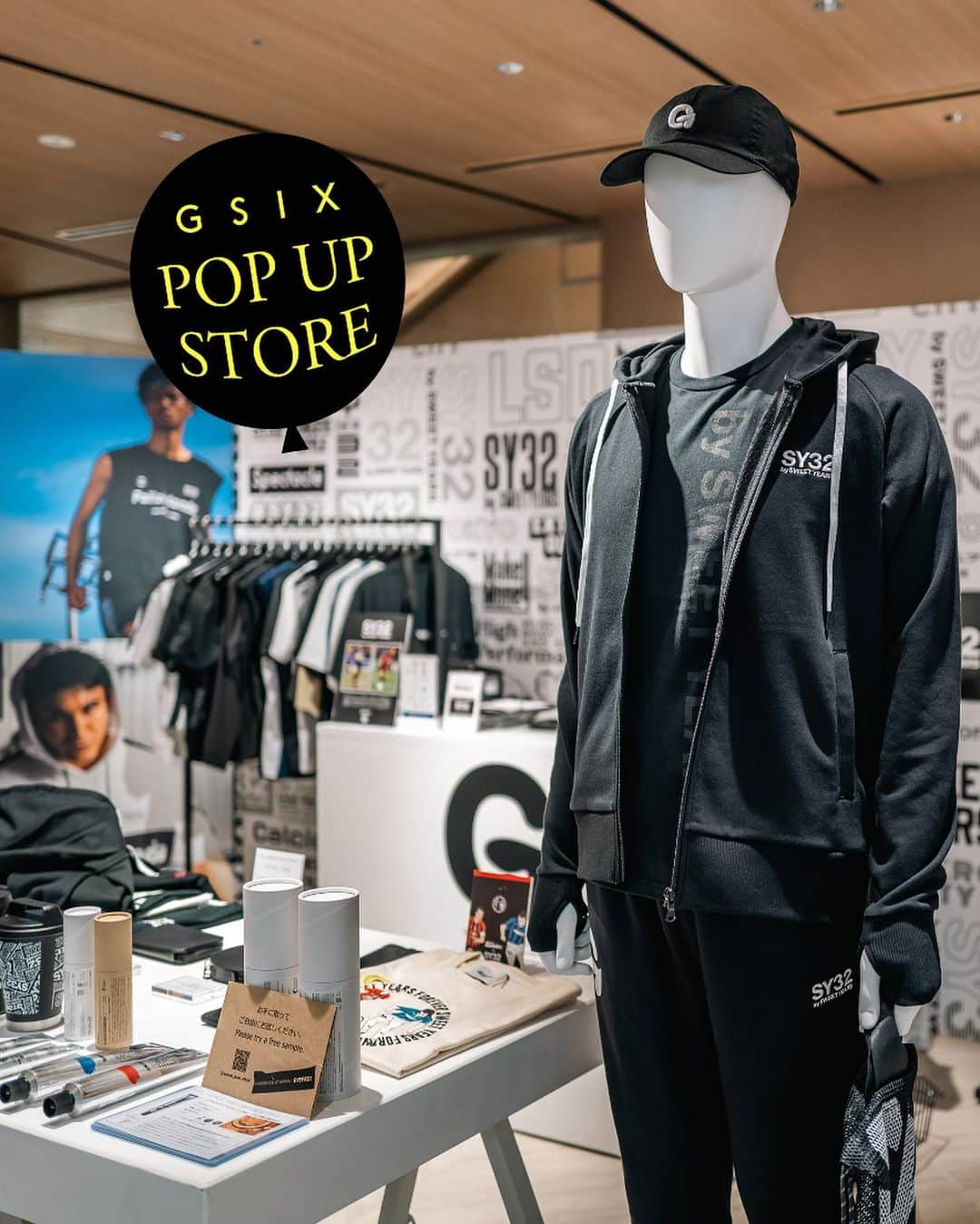 #ぶらエディターズ GINZA SIX オフィシャルのインスタグラム：「SY32 by SWEET YEARS 4F POP UP STORE @sy32_official   往年のサッカーファンにはおなじみ⚽！　かつてイタリア代表の中心選手としてワールドカップでも活躍したパオロ・マルディーニ氏 @paolomaldiniとクリスチャン・ヴィエリ氏 @christianvieri✨実はこのふたり、2003年に共同でアパレルブランドを立ち上げていたことをご存じですか？　ブランド名はSWEET YEARS（スウィート イヤーズ） @sweetyears_official。ハートのアイコンが印象的なイタリアンカジュアルブランドで、本国ではサッカー選手をはじめとする有名アスリートや、女優、モデルなどが愛用するほどの人気となっています🇮🇹❣️   そして、スウィートイヤーズの登場からおよそ10年後の2014年。同ブランドのラグジュアリースポーツラインとして日本で誕生したのが、SY32 by SWEET YEARS（エスワイサーティートゥバイスウィートイヤーズ）です！✨   GINZA SIX 4Fでは、6/6（火）までこのエスワイサーティートゥバイスウィートイヤーズのPOP UP STOREを展開中（📸1枚目・2枚目）🙌🏻⚡️本家スウィートイヤーズ同様のイタリアやサッカーなどを感じる空気感と高品質な機能素材をまとい、優れた加工技術で彩られたスポーティーなアイテムが店頭に並びます⚽🏃💨   例えば、イタリア・カルビコ社の吸汗速乾性に優れたスウェット生地を使ったセットアップ（📸3枚目・カルビコジャケット 税込35,200円、カルビコパンツ 税込28,600円）や、ラバーの厚盛りプリントによってロゴなどを立体的に施したアイテム、昇華プリントで作ったグラフィック オープン カラー シャツ（📸4枚目・税込17,600円）など👏🏻🇮🇹   「エスワイサーティートゥバイスウィートイヤーズは、特殊な生地の加工を得意とするブランドで、ラグジュアリースポーツラインと呼ばれる理由はそこにあります」。そう話すのは、エスワイサーティートゥバイスウィートイヤーズのストアマネージャー、プレスの山中弘之さん（📸5枚目右）💁🏻‍♂️✨   また、今回GINZA SIXだけのリミテッドアイテムも多数展開（📹6枚目）。銀座や、“偉大な”“大きい”を意味するグランデの頭文字「G」をモチーフに創った、ロゴマークが目印のTシャツやGロゴキャップ（📸7枚目・税込6,600円）のほか、スウェットジップフーディー、スウェットパンツ、グラフィックTの3アイテムにオリジナルメッシュバッグがついたGINZA SIXセット（📸8枚目・税込33,000円）も販売中🧢👕✨   ほかにもレザー小物のブランドとして知られるホフ @studio_hoff_のデザイナー・森永潤一郎氏 @junichiromorinagaに別注した、サッカーボールをイメージしたレザーボールポーチ（📸9枚目・税込27,500円）や、サッカーのピッチと同じ比率で作ったレザーピッチウォレット、イタリアのタッケッティ @tacchetteeとのコラボによるパオロ・マルディーニ氏とクリスチャン・ヴィエリ氏の絵柄が印象的なTシャツ（📸10枚目・各税込17,600円）、ボックスロゴマグカップやグリップタンブラー、ステンレスボトルなどがPOP UP STORE限定アイテムとして店頭に並んでいます😳👍🏻🎊   「特にサッカーファンにとっては、パオロ・マルディーニとクリスチャン・ヴィエリが並んでいるだけで胸熱なTシャツは、タッケッティがうちのブランドのために作ってくれたもの。しかもこの柄はプリントではなく刺繍なので、Tシャツ一枚でも存在感抜群です」とは、エスワイサーティートゥバイスウィートイヤーズのブランドディレクターを務める太郎館季道さん（📸5枚目左）🌟   実は本家スウィート イヤーズ同様に、エスワイサーティートゥバイスウィートイヤーズもサッカー選手をはじめとする多くのアスリートに支持されています👏🏻💕POP UP STORE初日には日本代表としても活躍した元Jリーガーも姿を見せたほどで、今後も店頭で有名アスリートに遭遇するかも!?⚽🌳   これから夏にかけてアウトドアに最適なシーズンが続きます🌞🌊ブランドのコンセプトである“LEAD YOU ACTIVE”に導かれるように、アパレルを中心とするエスワイサーティートゥバイスウィートイヤーズのアイテムで、ぜひアクティブな日常を過ごしてみては？😎🌤   ―― 4F ☎080-2657-1289 ――   #sy32bysweetyears #エスワイサーティートゥバイスウィートイヤーズ #sweetyears #スウィートイヤーズ #tokyo #東京 #クリスチャンヴィエリ #christianvieri #パオロマルディーニ #paolomaldini #サッカー #soccer #fashion #限定 #ginzasix_popup #ginzasix_fashion #ginza #銀座 #ginzasix #ギンザシックス   @ginzasix_official」