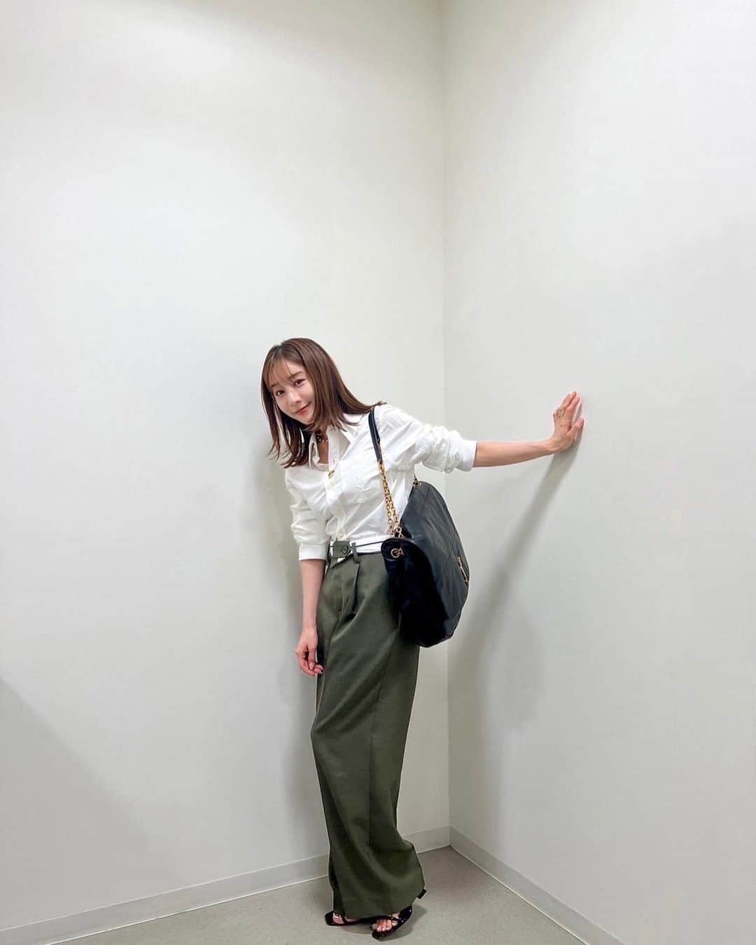 あなたがしてくれなくてものインスタグラム：「． GINGER 副編集長 新名楓の 「KAEDE’s STYLE」✨  ６話で着用しているのはコチラ ぜひチェックしてみてください！  #あなたがしてくれなくても #田中みな実   📣 ６話の #TVer 見逃し無料配信は 　　次回放送の5/25（木）まで！ 　　まだの方ももう一度見たい方も 　　お見逃しなく👀✨ 📺１〜３話も変わらず無料配信中 　　プロフィール欄のリンクからチェック！ ________________________  ●1,2p pants : @lecielbleu_official jewelry : @unbytomoyoyoshida / @mariablackjp / @bijou_de_m  ●3p cardigan , tops : @tan_official_jp pants : @acym_official  ●4p pajamas : @footokyo_official roomshoes : @givenchy  ●5,6p jacket , bag : @tods pants : @upperhights glasses : @oliverpeoples jewelry : @ahkah_official / @joueteofficial  ●7p outfit : @newbottega jewelry : @joueteofficial / @unbytomoyoyoshida / @ten._____ / @ete_official  ●8p jacket : @cadune_official tops , pants : @allureville_official shoes : @malonesouliers bag : @stellamccartney jewelry : @unbytomoyoyoshida / @ten._____  ●9p knit dress , pants : @acym_official tops : @tan_official_jp roomshoes : @givenchy」