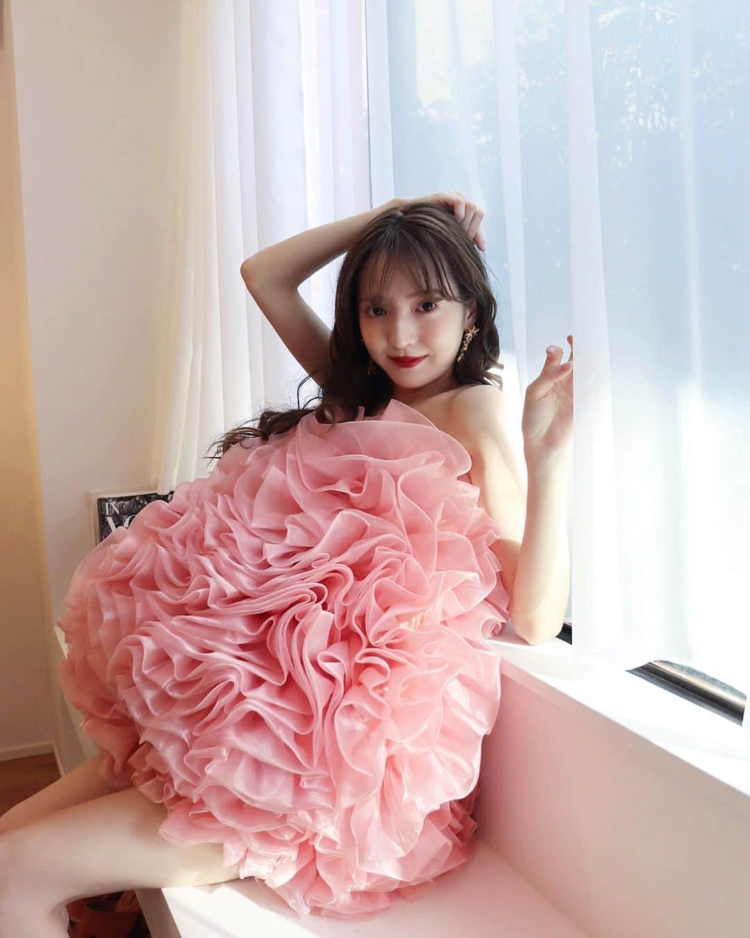 平木愛美さんのインスタグラム写真 - (平木愛美Instagram)「ちなみに、こちらはべびまるを "出産１週間前"  くらいの時の。🦩🩷💗🪞💠  マタニティphoto。ではない。んだけども、お仕事で撮影でのショット！  コラボレーションでjewelryをプロデュースさせて頂いた時のだねえ💕  ちょうど妊娠出産の時期でもあり、思い入れのある大切なジュエリー。 今回のべびるるくん妊娠中にもjewelryさせてもらったなあ💎」5月20日 12時01分 - manamihiraki