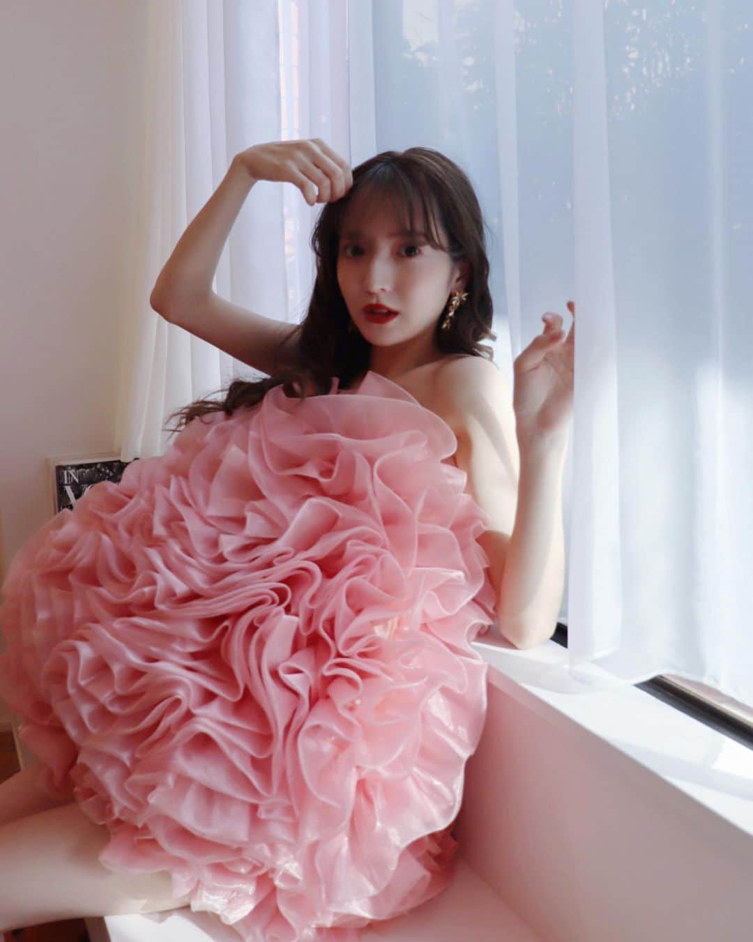 平木愛美のインスタグラム：「ちなみに、こちらはべびまるを "出産１週間前"  くらいの時の。🦩🩷💗🪞💠  マタニティphoto。ではない。んだけども、お仕事で撮影でのショット！  コラボレーションでjewelryをプロデュースさせて頂いた時のだねえ💕  ちょうど妊娠出産の時期でもあり、思い入れのある大切なジュエリー。 今回のべびるるくん妊娠中にもjewelryさせてもらったなあ💎」