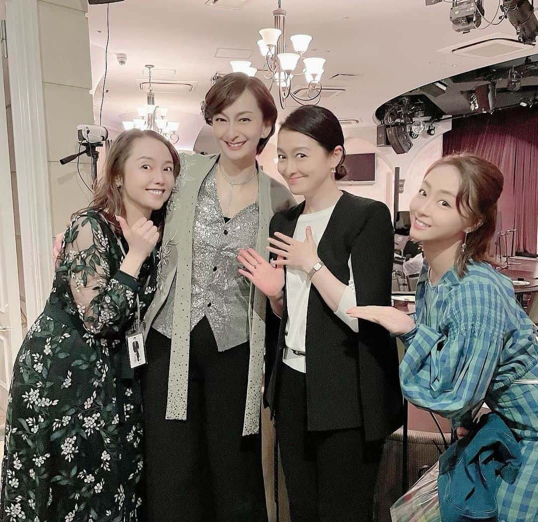 月影瞳さんのインスタグラム写真 - (月影瞳Instagram)「LaDonna原宿で開催された 成瀬こうきさんのディナーLIVEに伺いました😊華やかなオープニングと共にJAZZやJポップ、宝塚時代の曲など盛りだくさん♪ おっちょん(成瀬さん)の 歌声が素晴らしく、和やかで聡明かつ笑いありのトークに 泣いて笑って、会場も大盛りあがり。LIVE中では、楽しいくじ引きもありました😃 バンドの皆様の演奏も圧巻で、おっちょんとの化学反応のLIVEパフォーマンスがとても素晴らしかったです♪ 同じテーブルの優花えりさんと空乃みゆさんとも、美味しいお食事を頂きながらLIVEを心ゆくまで楽しみました。 長〜く仲良くして頂いているおっちょん。気さくで素敵な人柄が溢れ出る、華やかで温かなLIVEでした😃  #成瀬こうき　さん #青柳茉莉恵　さん #阿部美緒　さん #まぁぴい　さん #優花えり　さん #空乃みゆ　さん #LaDonna原宿 #宝塚」5月20日 12時02分 - hitomitsukikage