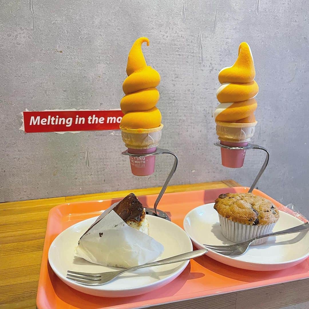 中島愛蘭さんのインスタグラム写真 - (中島愛蘭Instagram)「@mitm_tokyo 🍦🥄 アイスとチーズケーキも食べちゃった🥹🖤 期間限定のマンゴーソフトクリーム美味しかったよ〜🥭 私はミルクとのミックス！ 店内はどこで撮ってもオシャレでかわいかった💞💞」5月21日 21時00分 - aira_nakajima